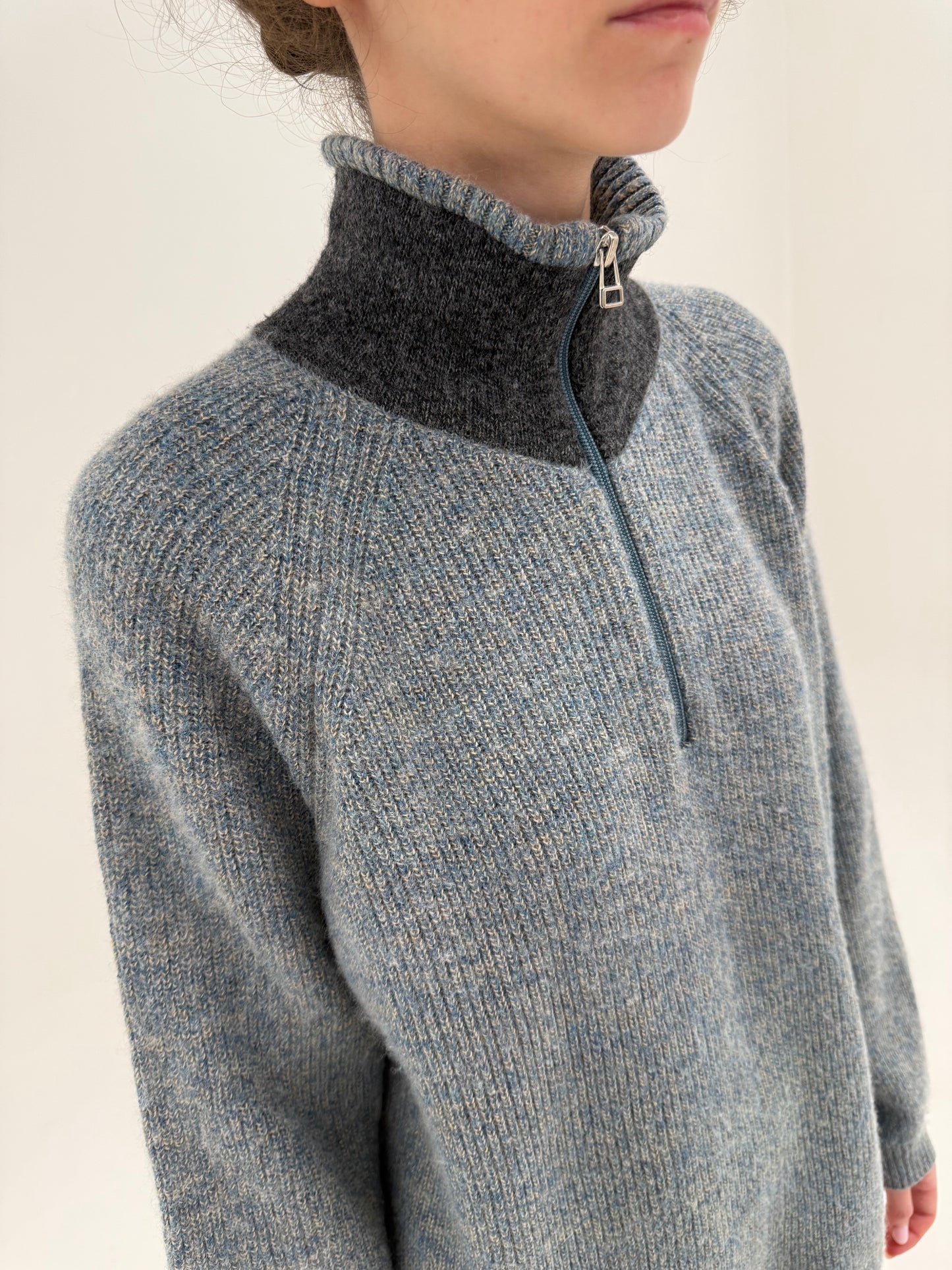 Maleta quarter zip din lana merino extrafina super groasă dusty baby blue