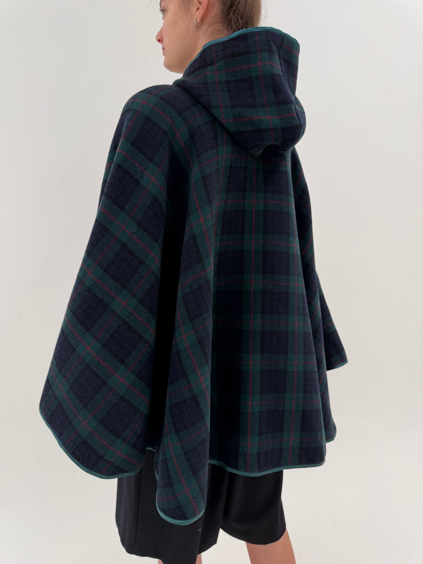 Capa din lana extrafina cu glugă în carouri și combinație clasică de culori