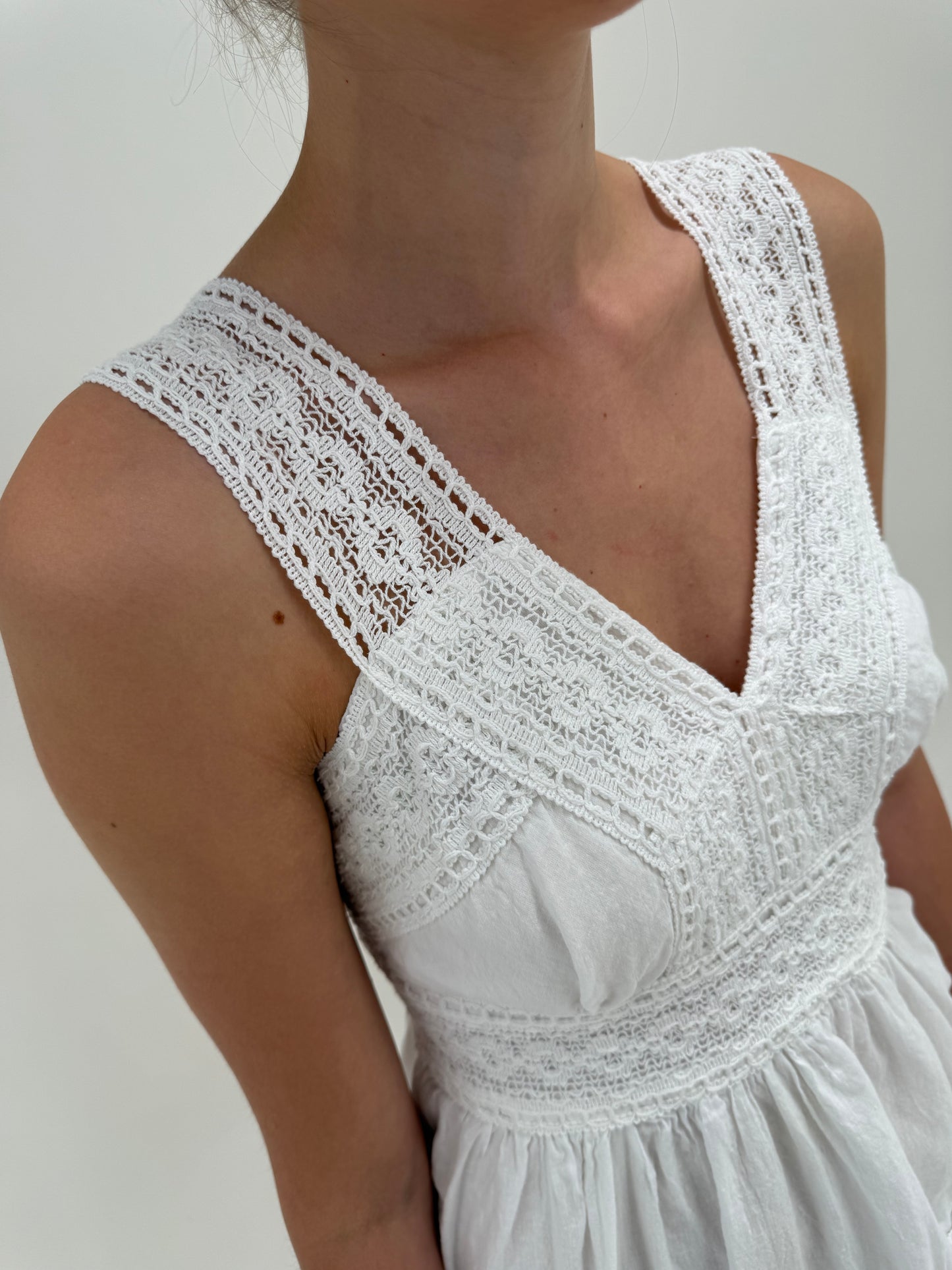 Rochie albă din cea mai moale și fină panzica de bumbac cu dantelă macrame
