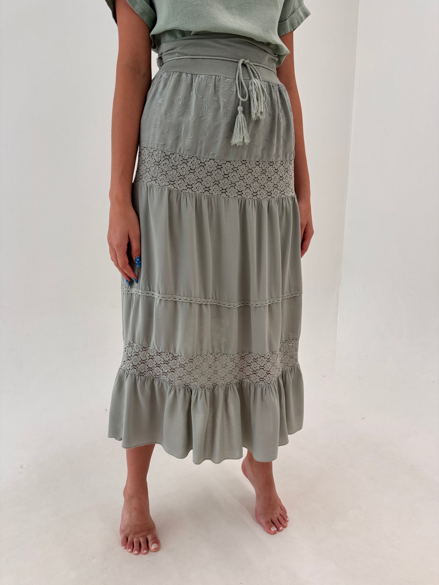 Fustă maxi Sage green cu inserții de dantelă macrame ultra vaporoasă