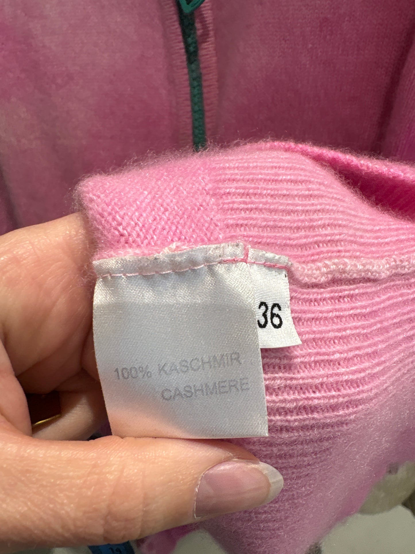 Jacheta Barbie Pink din cașmir multiply excepțional cu influențe casual