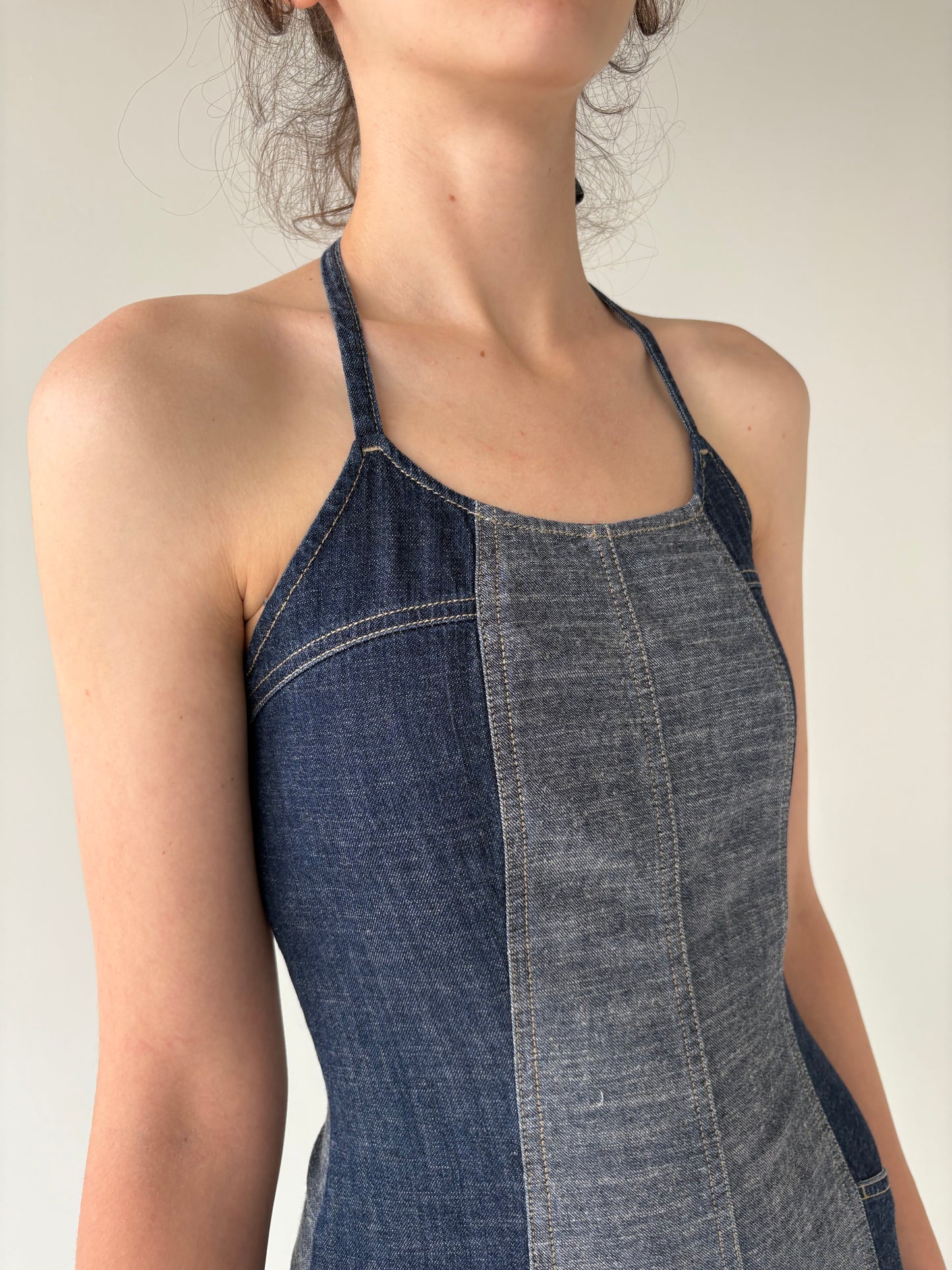 Rochie maxi halterneck din jeans de vară two tone