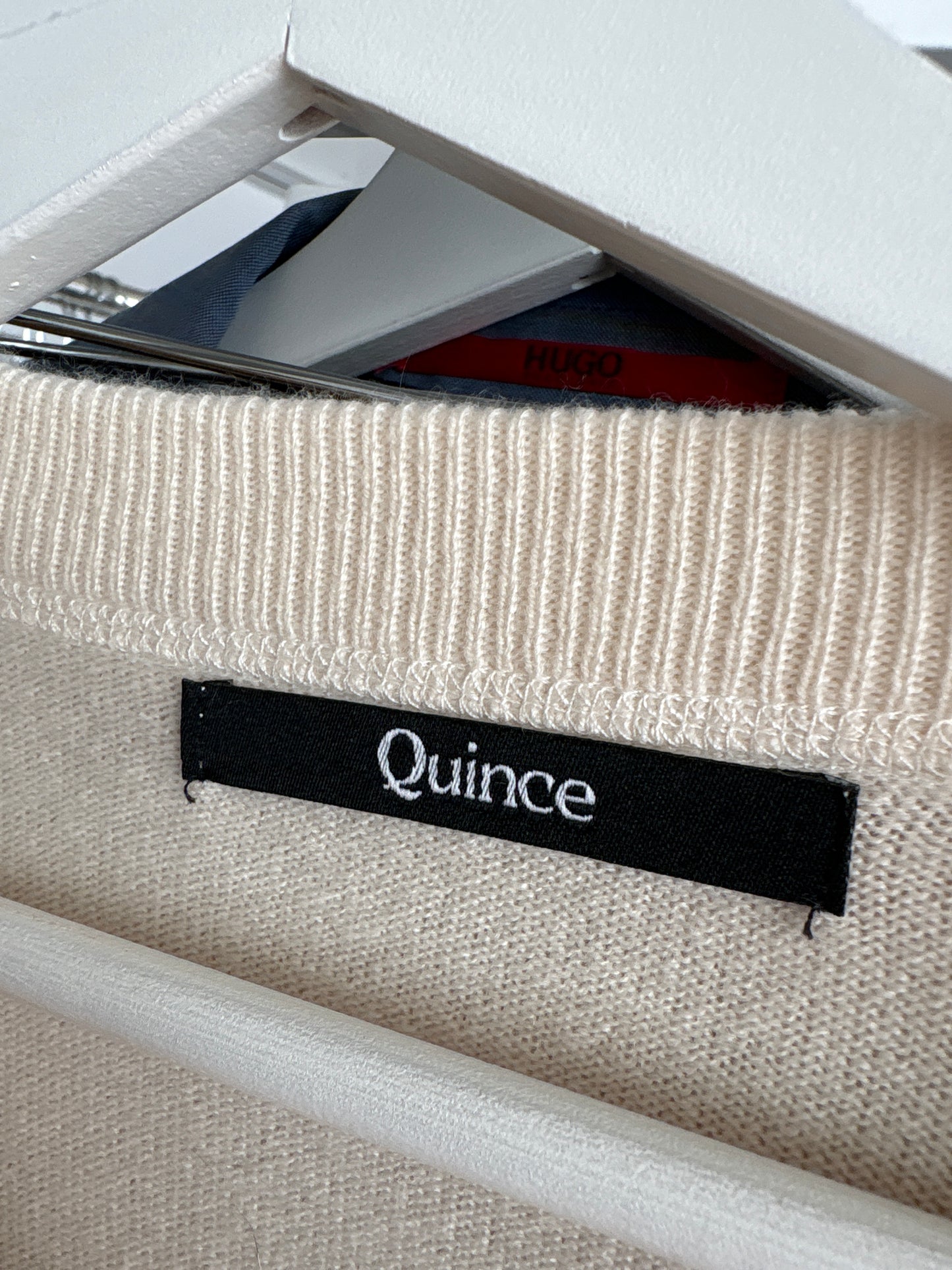 Puloveras butter white crew neck un croi actual din cașmir