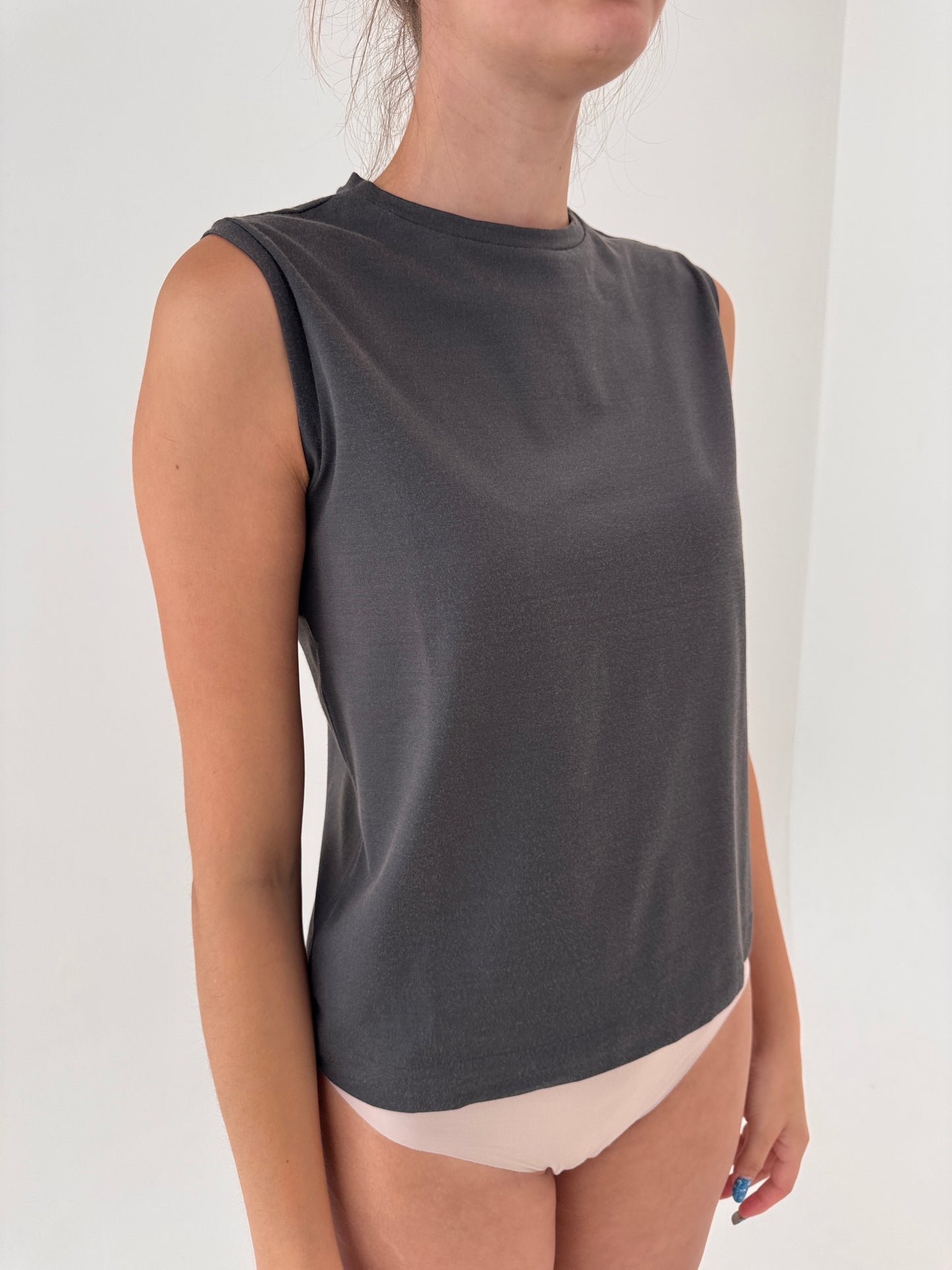 Top Max Mara taupe din bumbac modelator în croi minimalist