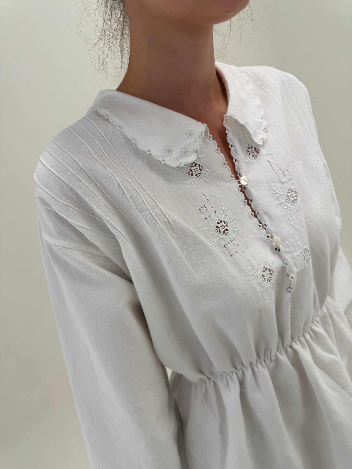 Rochie vintage lucrată manual din pânză excepțională de in și bumbac
