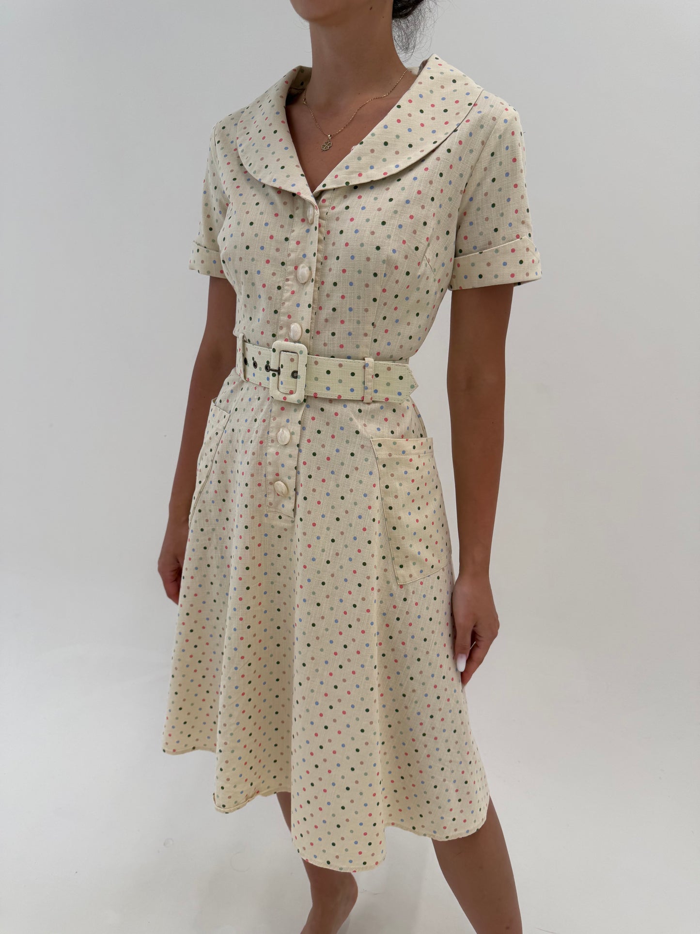 Rochie vintage cu buline în croi de ani 50 din pânză cu guler rotunjit și centura proprie