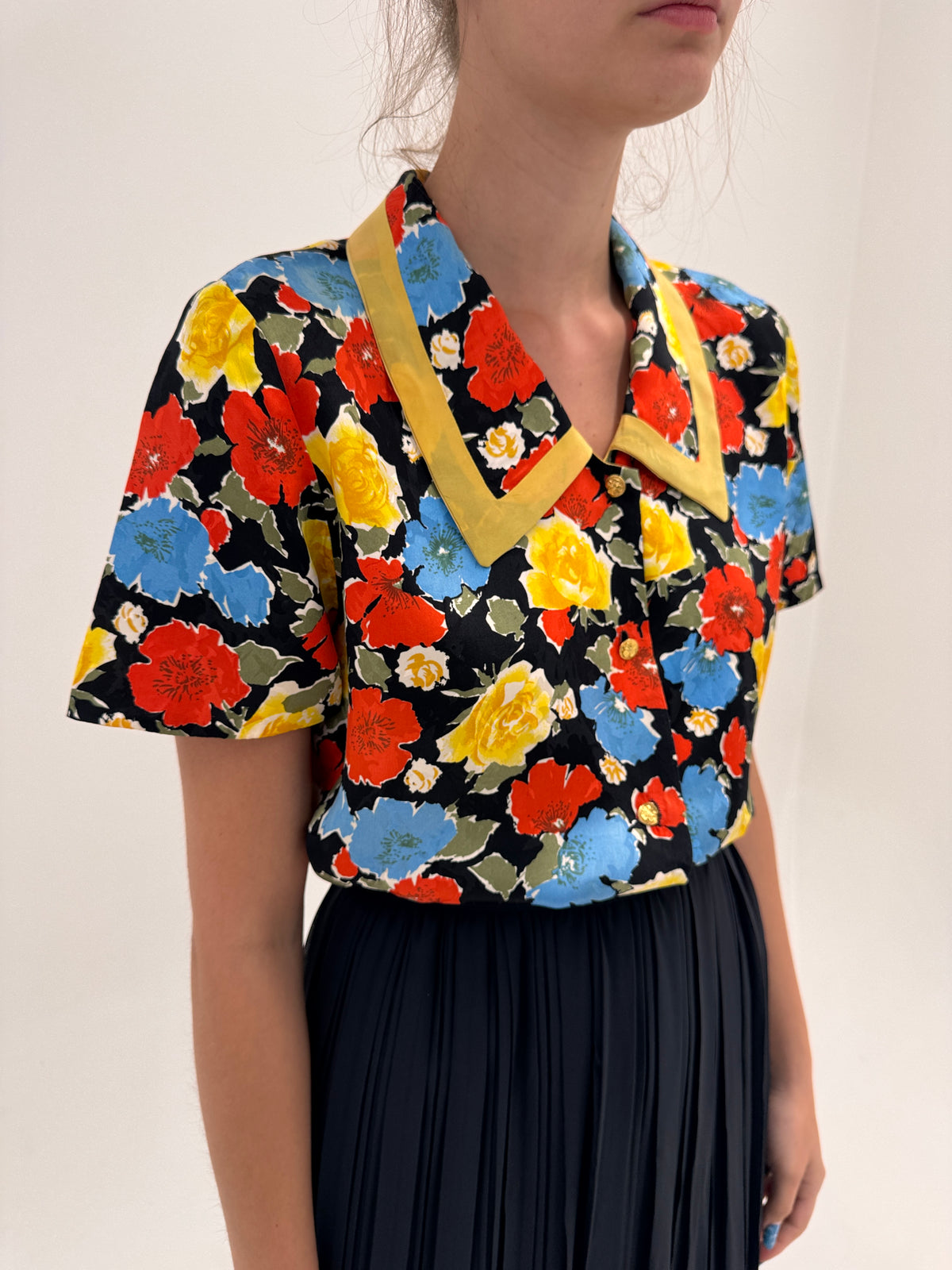 Cămașa vintage din mătase naturală neagră cu print floral superb și guler mare
