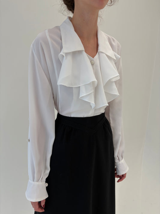 Cămașa vintage cu jabou și mâneci elaborate