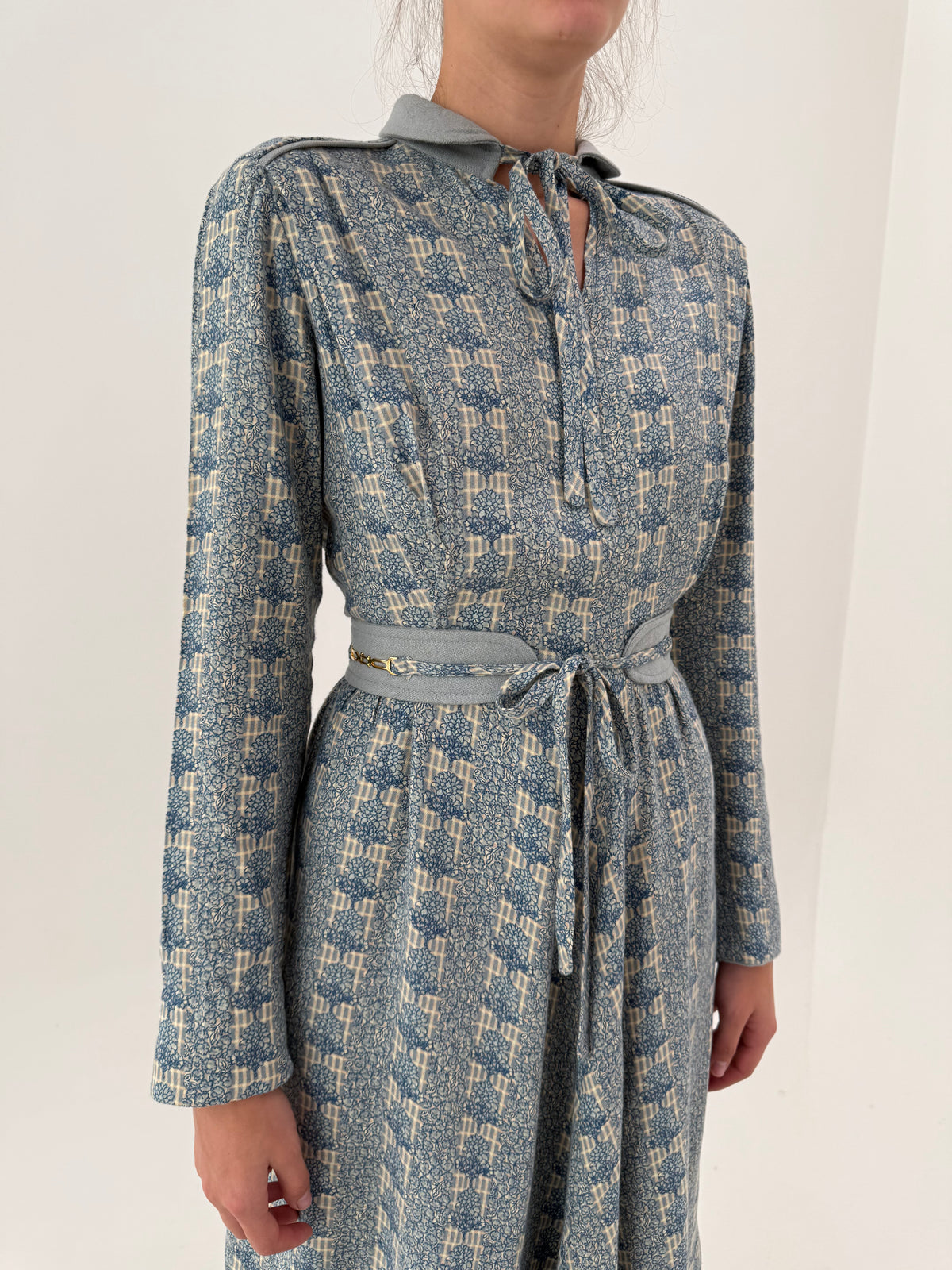 Rochie vintage camel cu centura cu aplicații metalice în stil Gucci și print baby blue