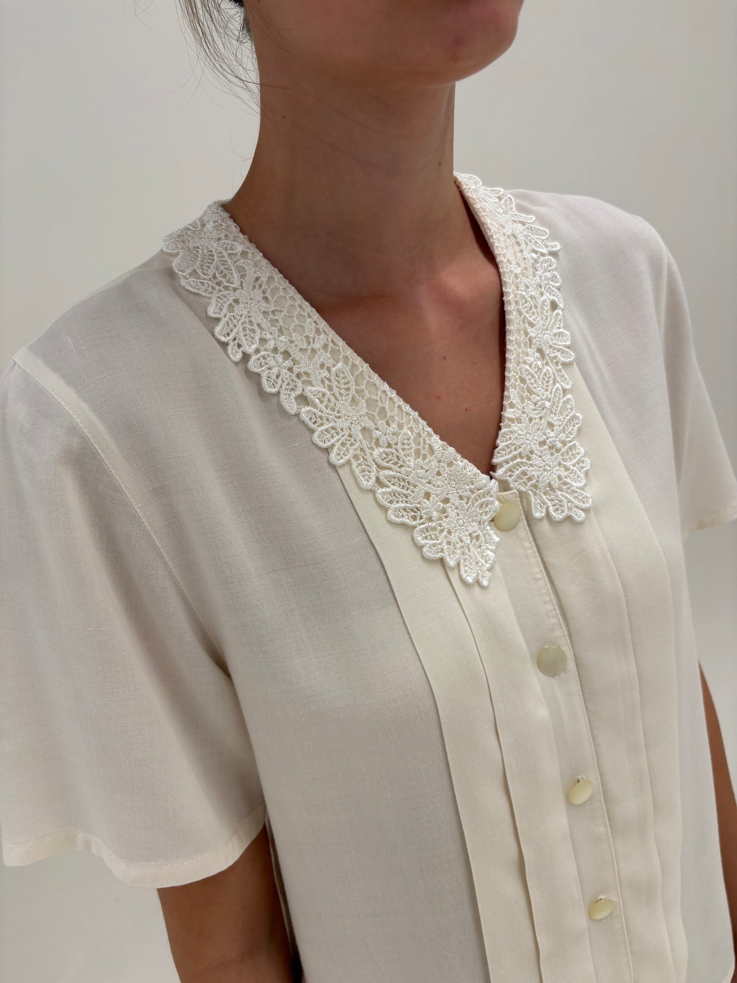 Cămașa din panzica moale de bumbac cu guler macrame