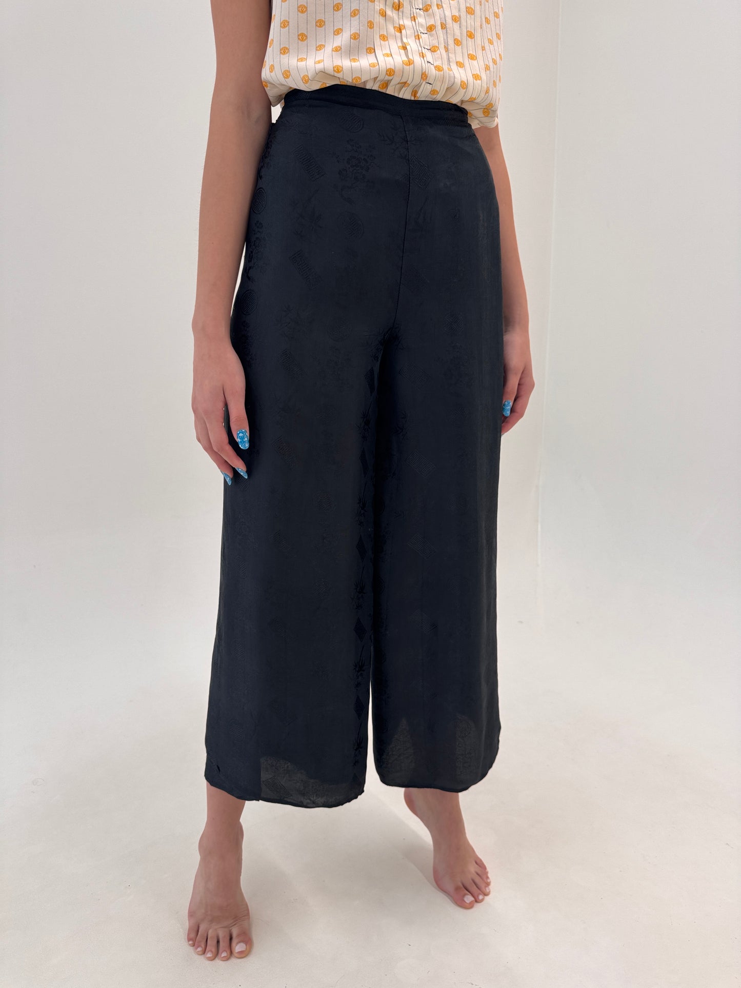 Pantaloni palazzo reglabili negri din mătase naturală texturată de la zi la seară