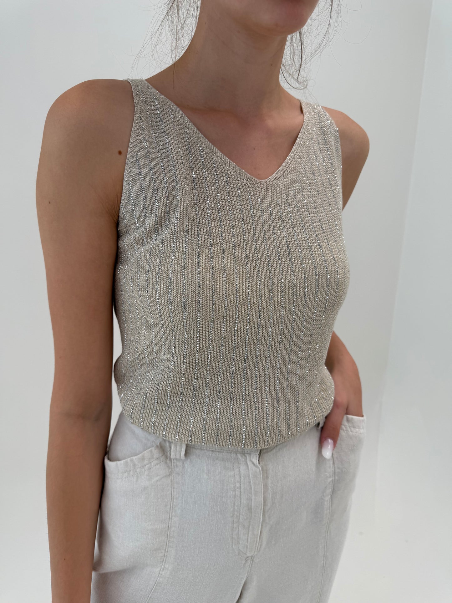 Top petite din jerse de in sand nude cu aplicații delicate argintii