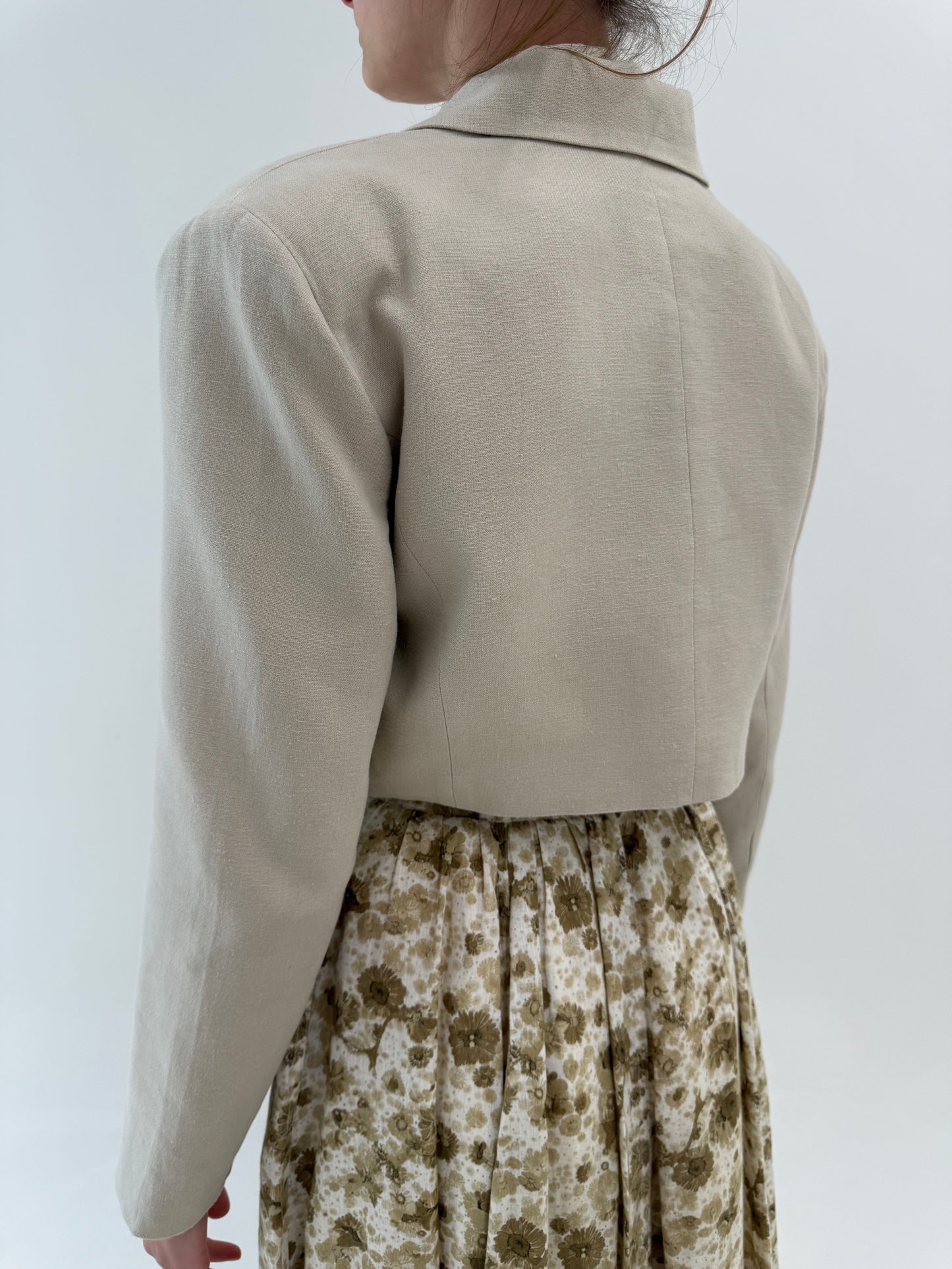 Sacou cropped din in premium sand nude în croi minimalist