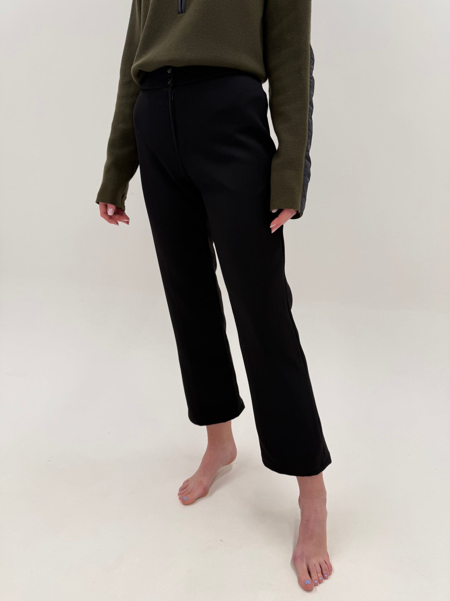 Pantaloni negri din lana plină usor structurată cu talie înaltă