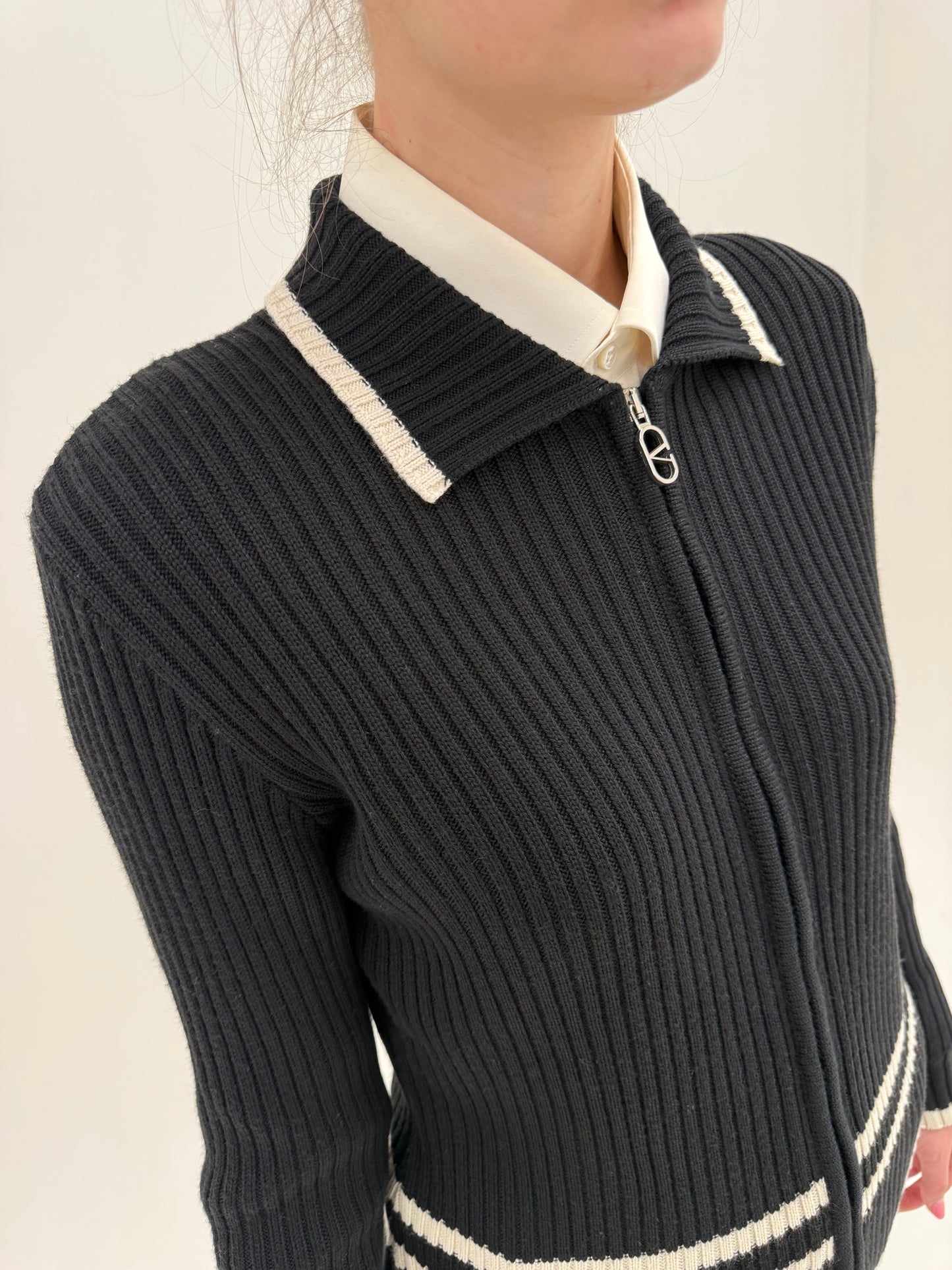 Jacheta Valentino alb negru din jerse ribbed cu logo discret lateral