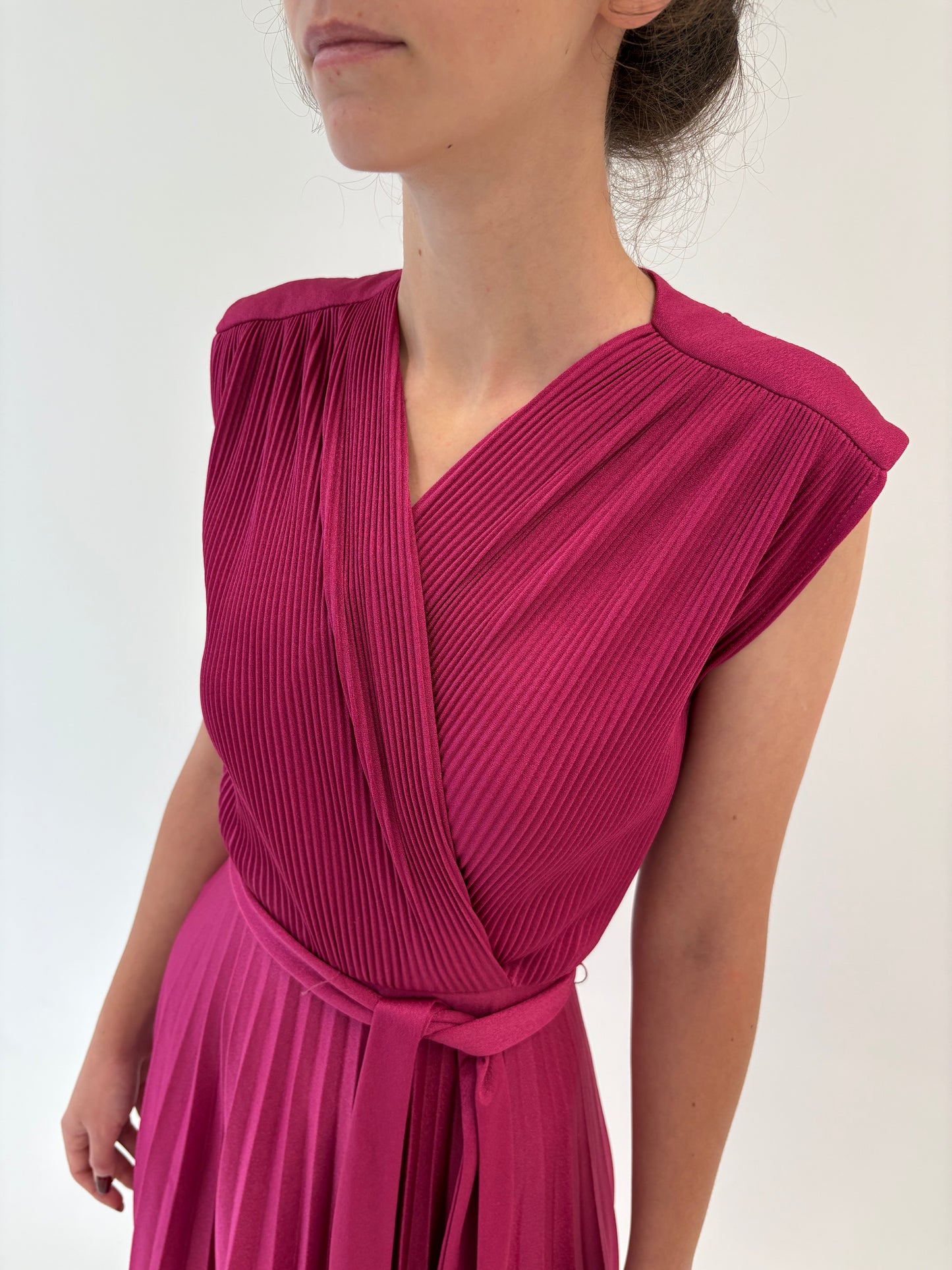 Rochie maxi fucsia tall cu fustă plisată și talie ultra înaltă marcată reglabilă