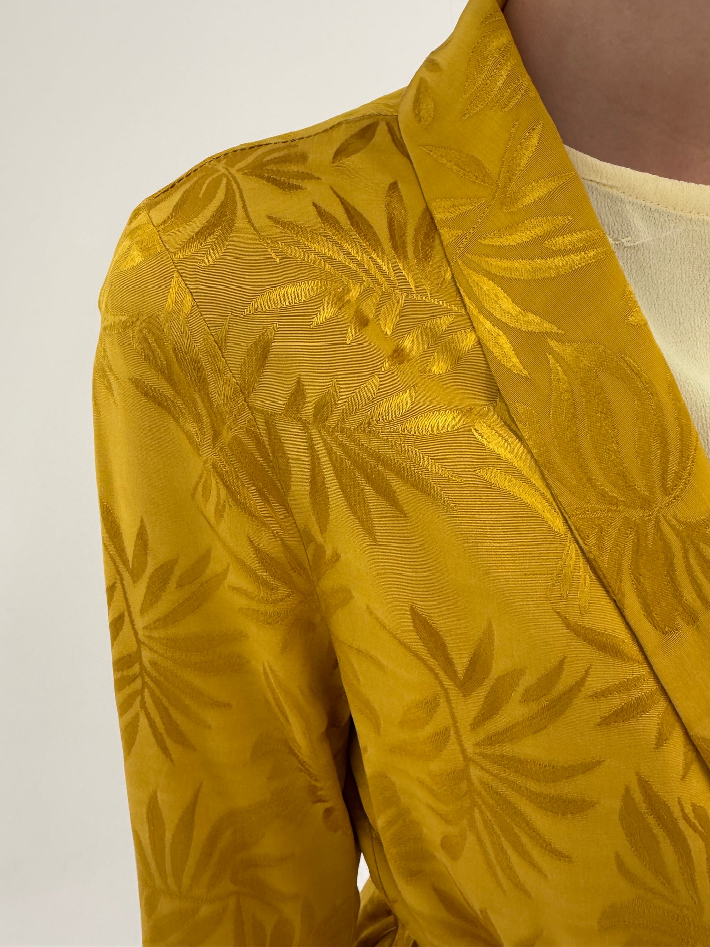 Blazer mustard yellow ușor satinat cu cordon și print texturat organic
