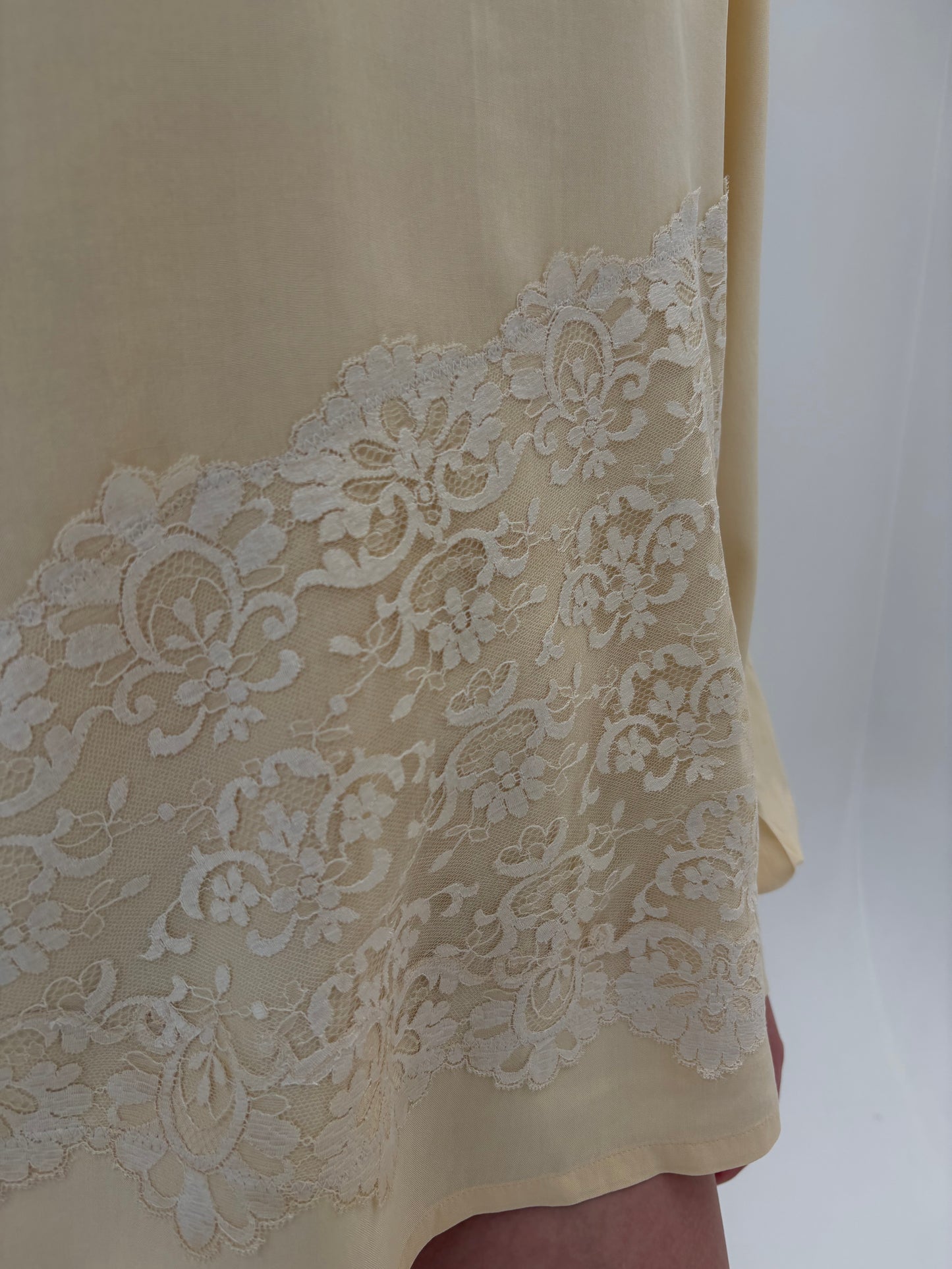 Cămașa din mătase naturală plină butter nude cu dantelă chantily