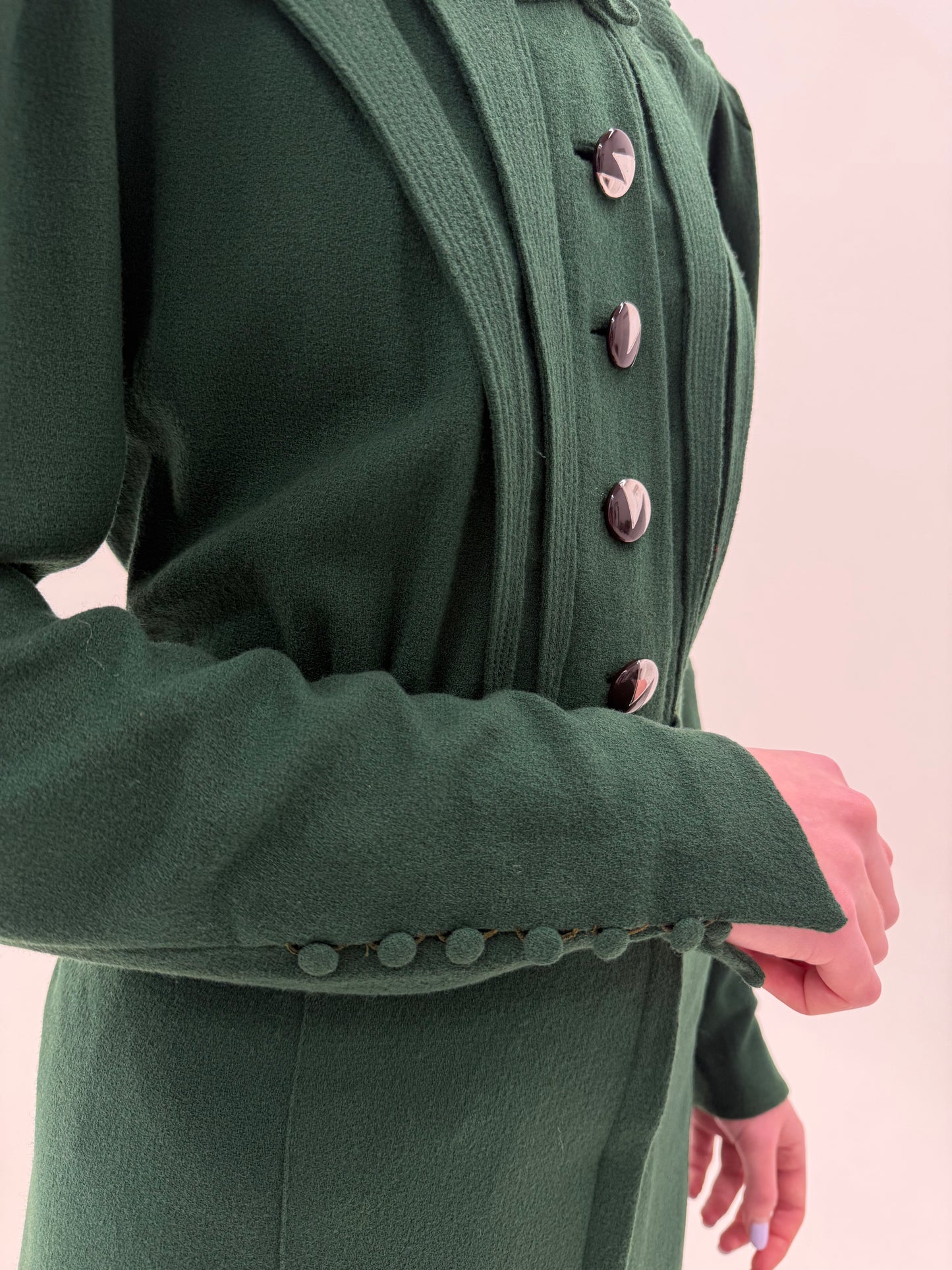 Rochie vintage în croi elaborat forest green din lana extrafina midi spre maximum