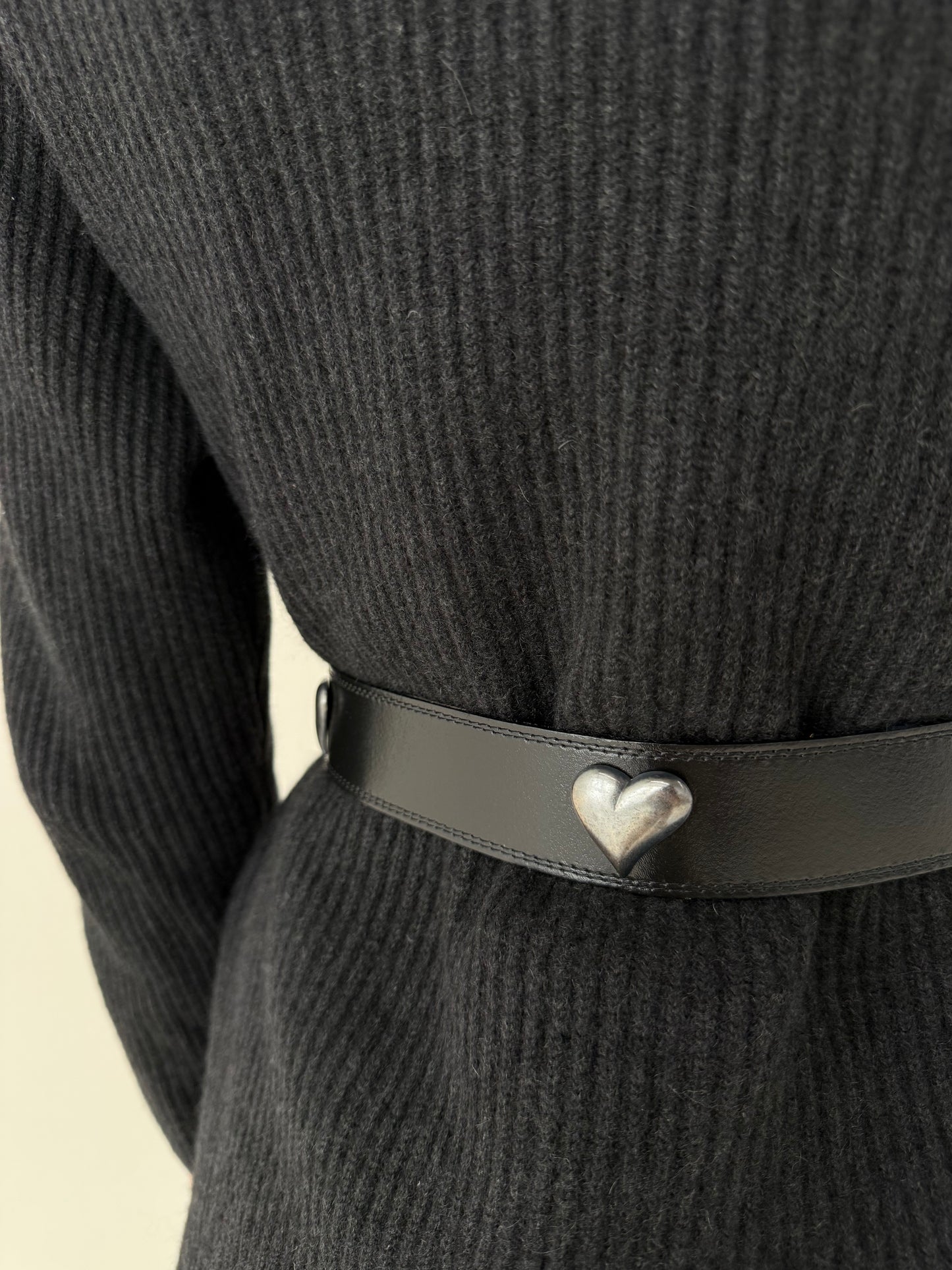 Centura din piele naturală groasă cu aplicații și feronerie argintie