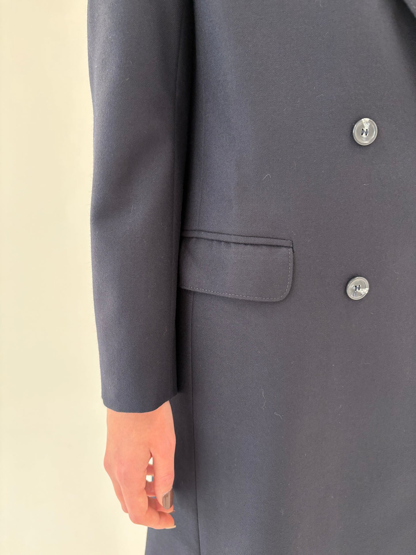 Palton din lana worsted certificata în croi lung cu închidere dublă