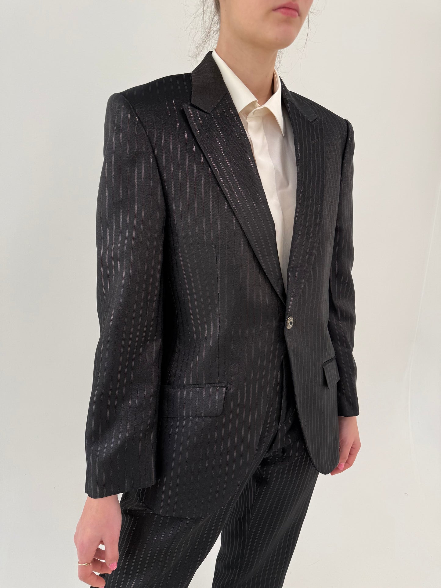 Costum de brand luxury italian prețios  perlat cu dungi fine verticale cool brown