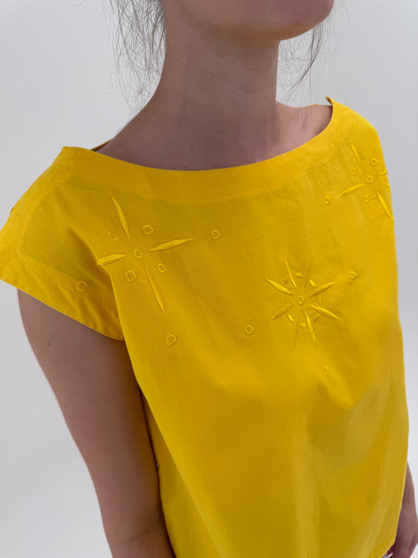 Top vintage din pânză de bumbac cu broderie delicată și decolteu bărcuță