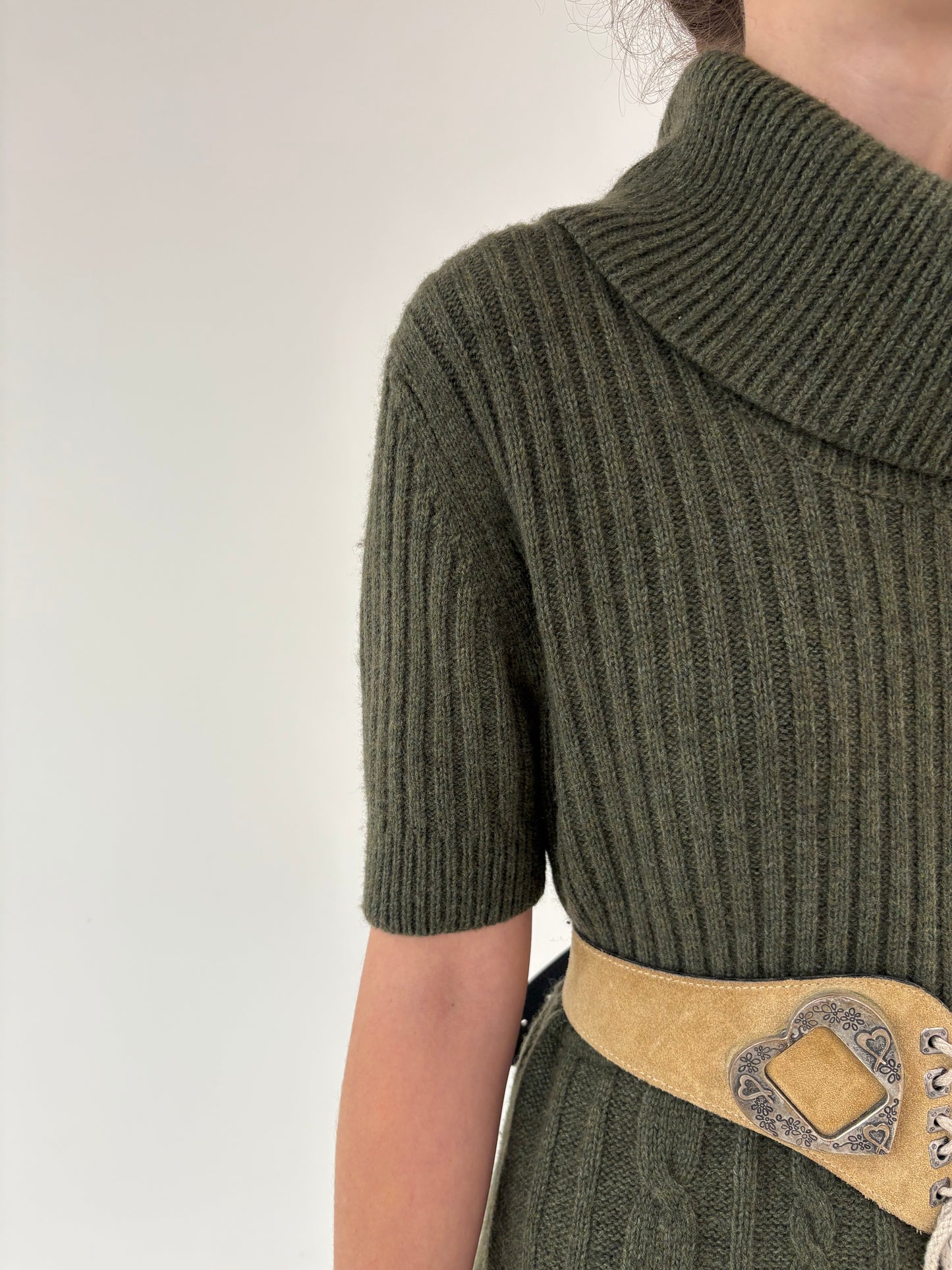 Rochie din jerse gros de lana extrafina ribbed forest green cu guler sal