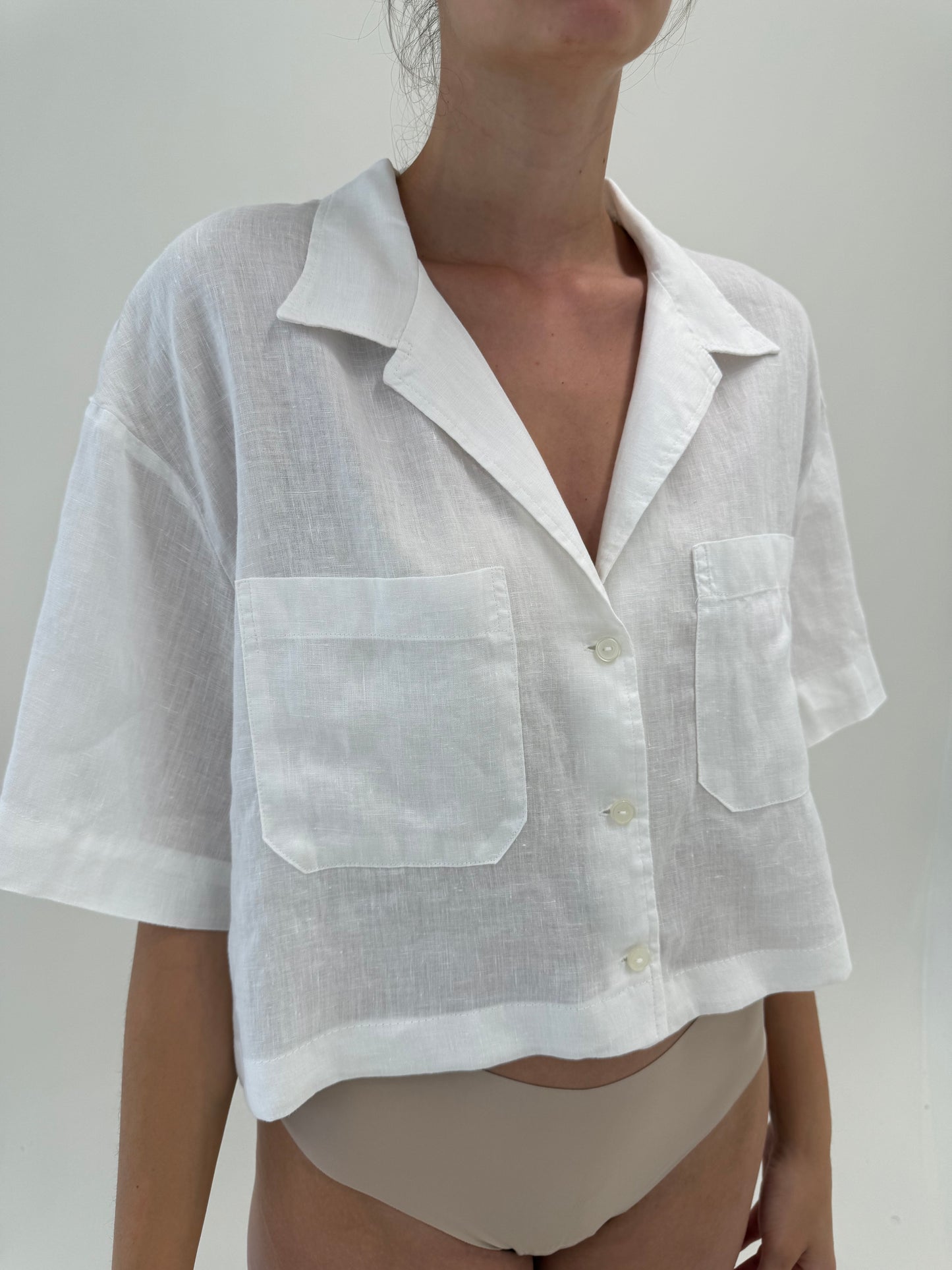 Cămașa cropped din in premium în croi minimalist