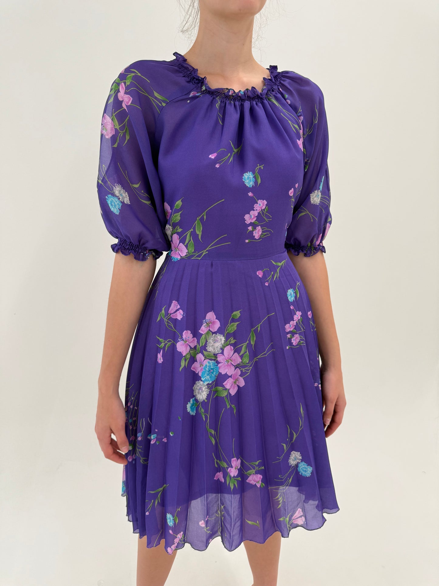 Rochie vintage electric lavender cu print floral delicat și fusta plisată