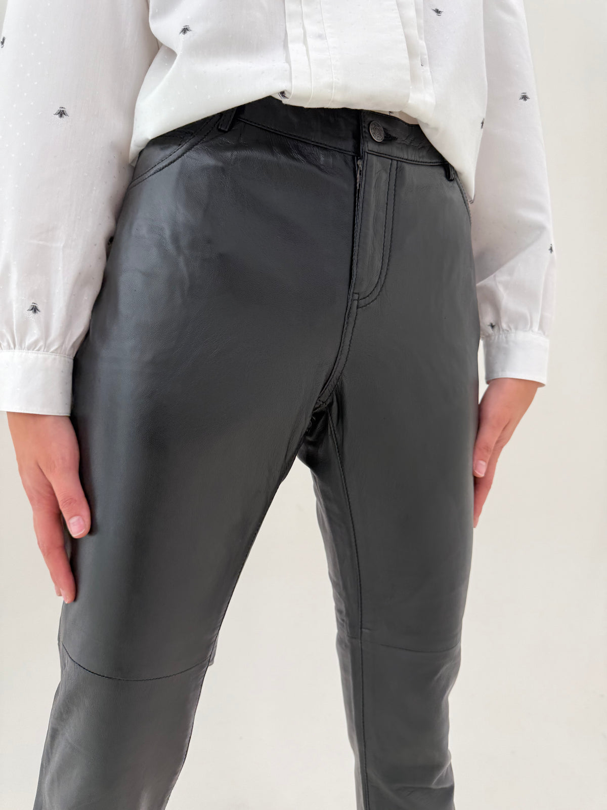 Pantaloni tall din piele naturală și xtrem de moale în croi pe picior și talie generoasă