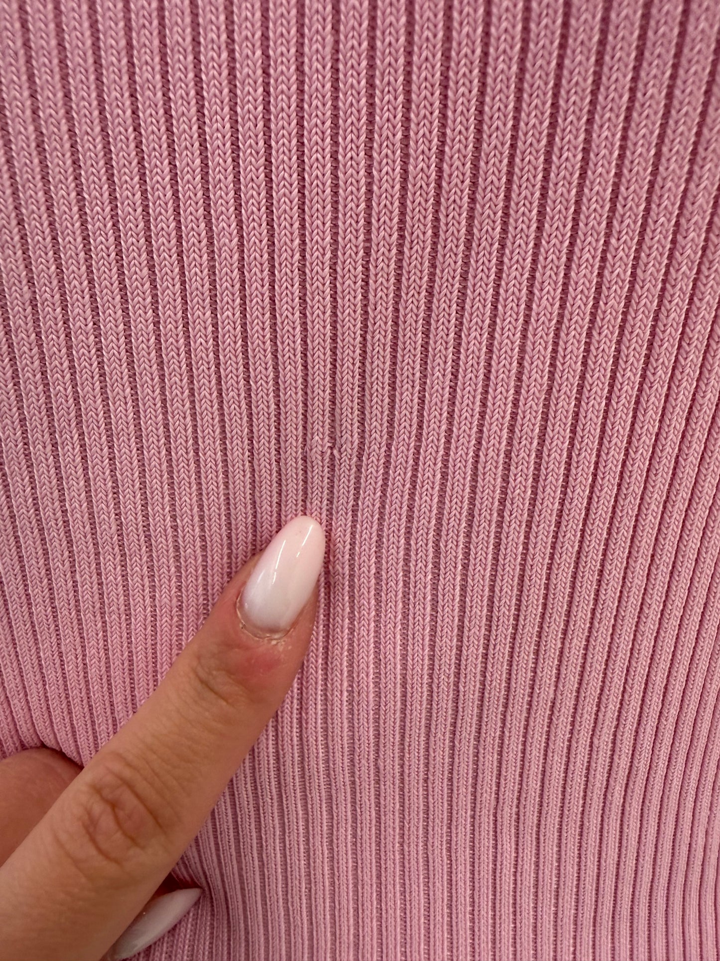 Top Fendi cu logoul discret al brandului din jerse ribbed powder pink
