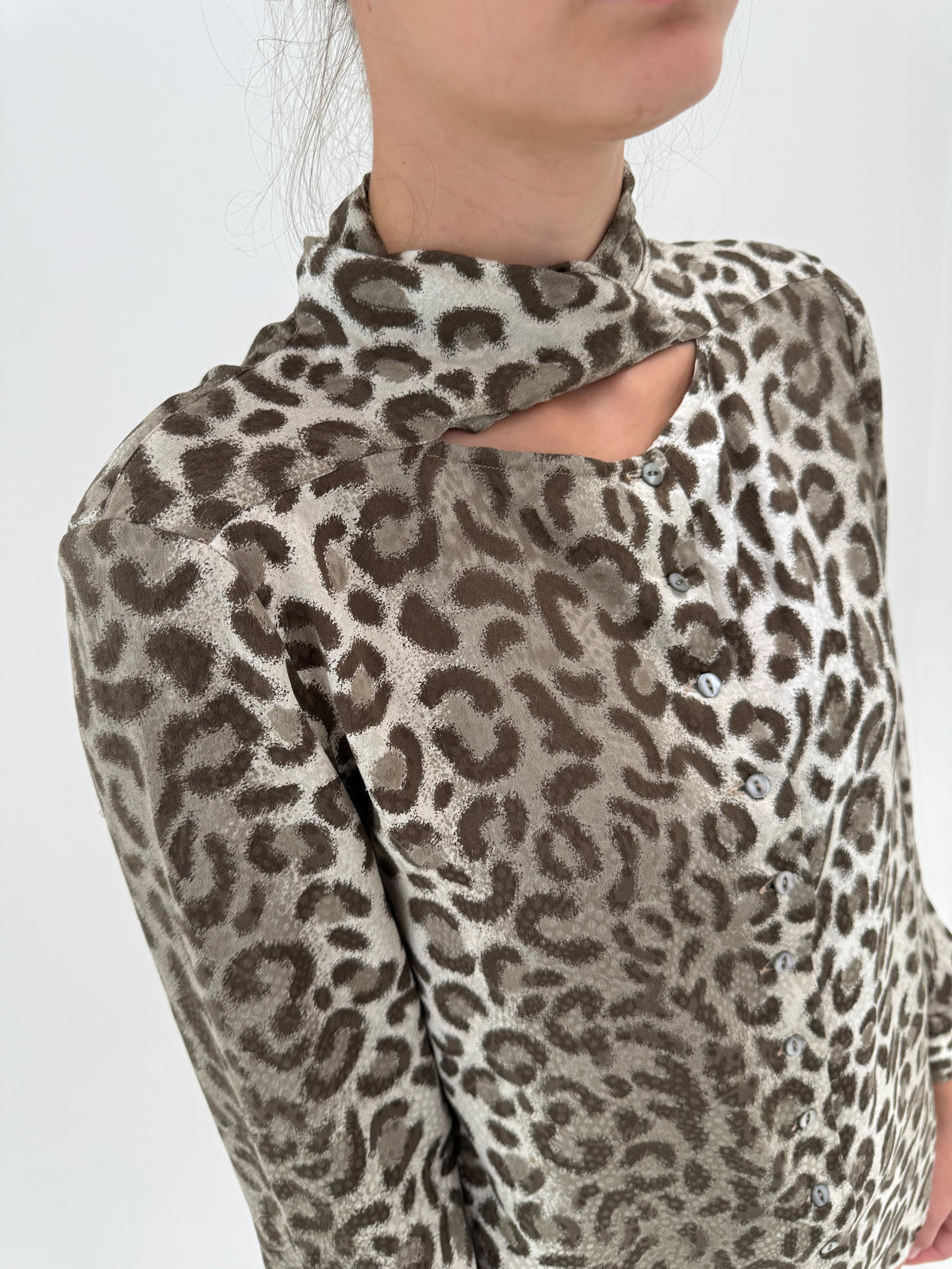 Cămașa din mătase naturală animal print în croi chic