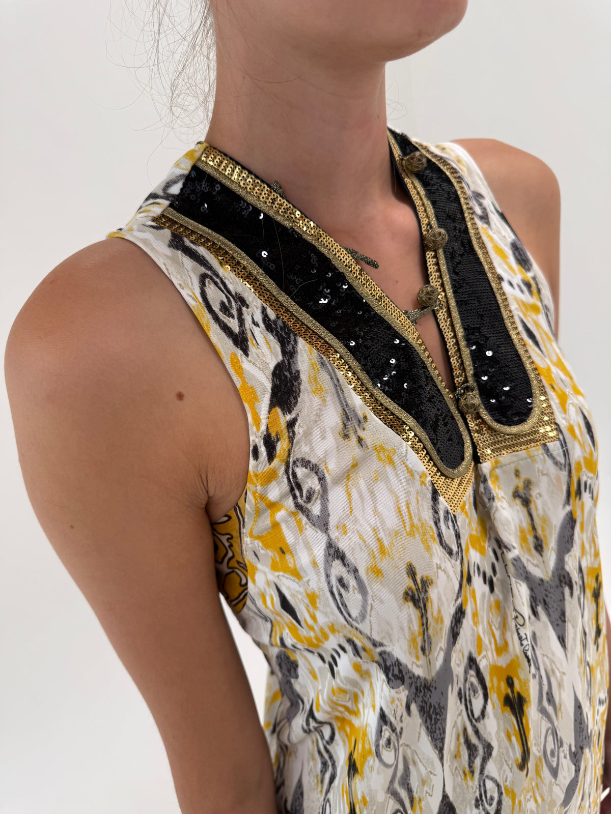 Rochie Roberto Cavalli cu print specific brandului din jerse vaporos și nasturi bijuterie