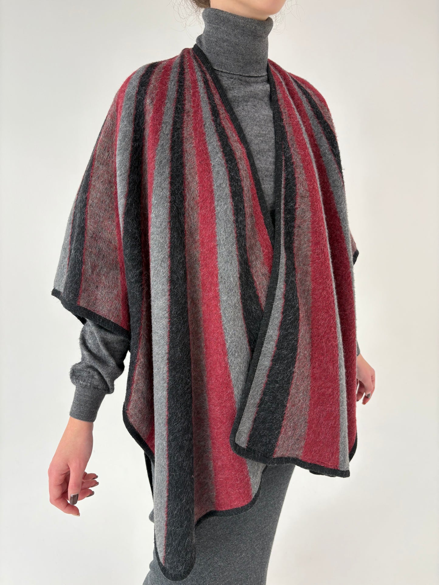 Capa din lana plină extrafina în combinație clasică de culori