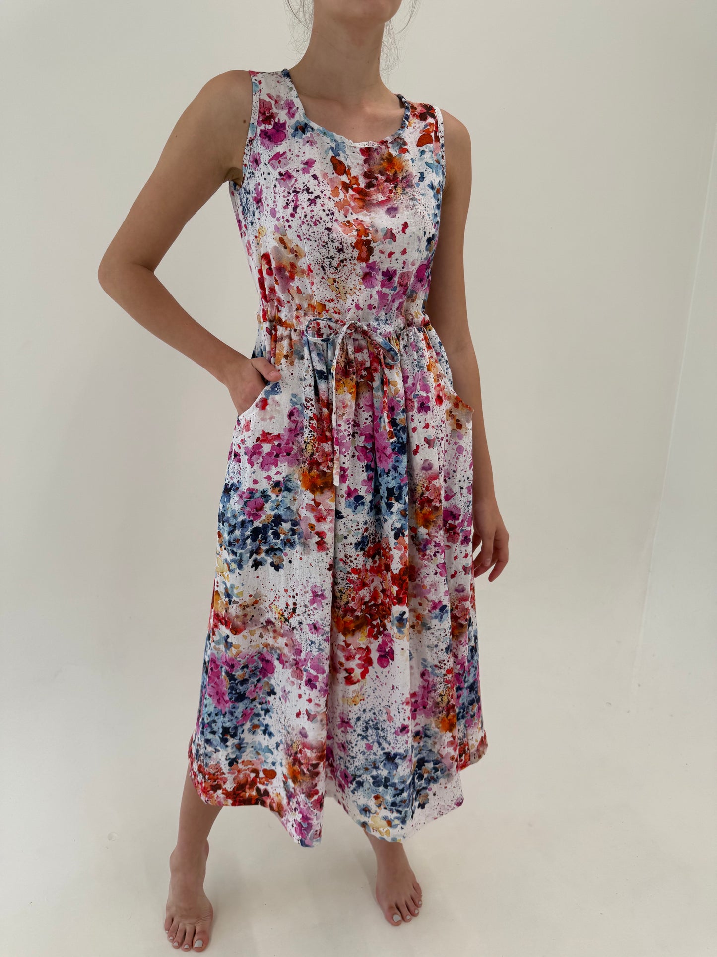 Rochie maxi în croi de ani 50 din pânză de in cu buzunare și talie reglabilă