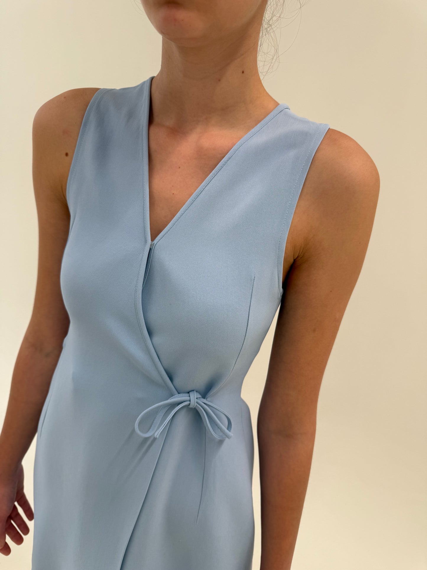 Rochie Moschino baby blue în croi petrecut și fundițe la spate