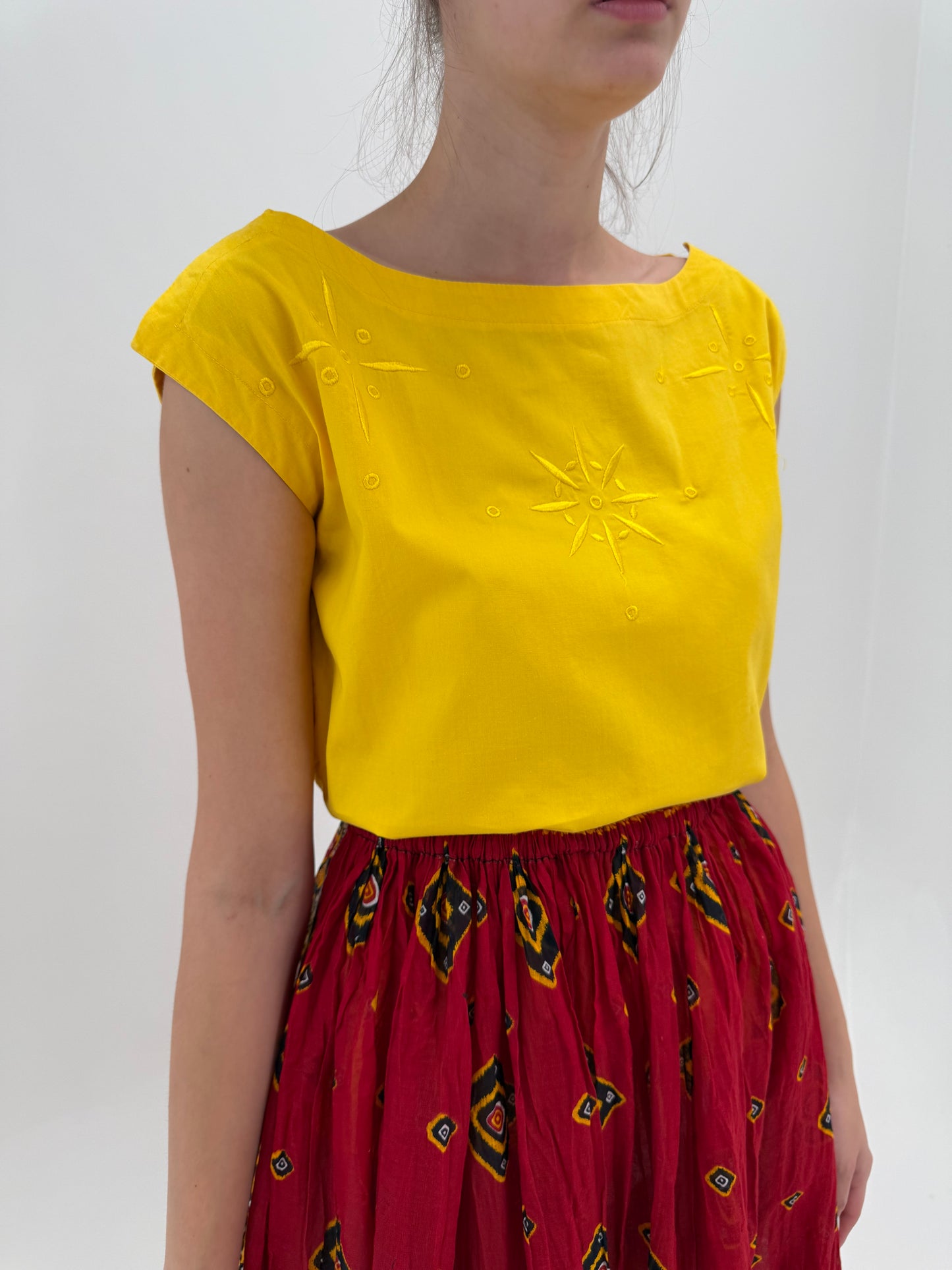 Top vintage din pânză de bumbac cu broderie delicată și decolteu bărcuță