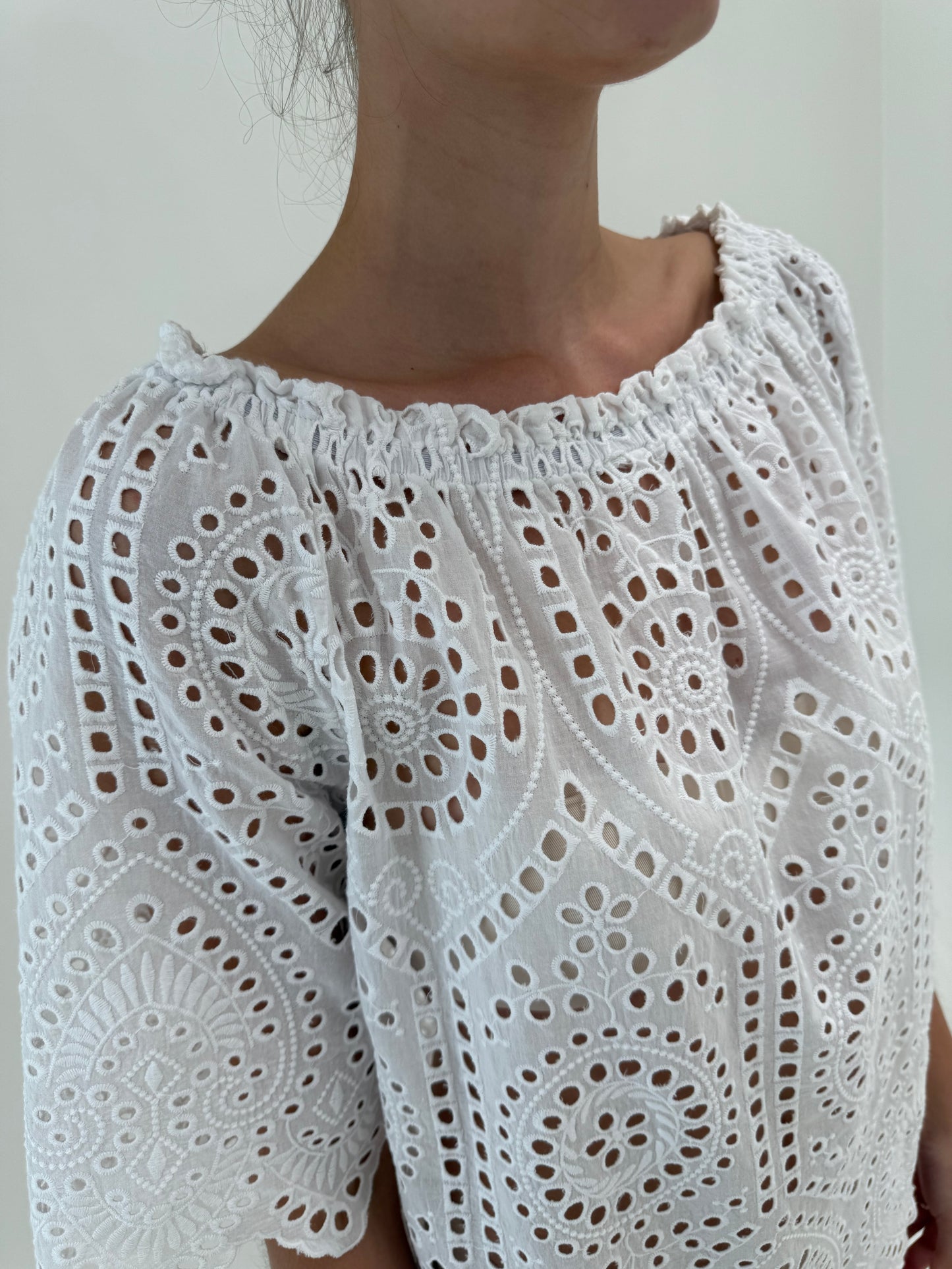 Tunica din bumbac integral cu broderie anglaise și decolteu bărcuță elastic