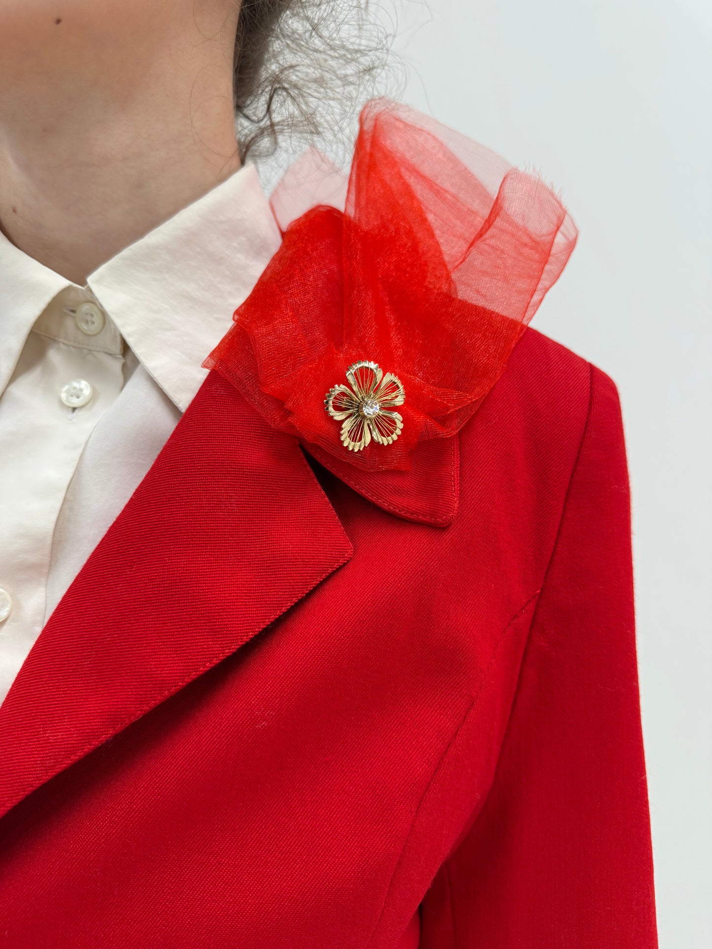 Sacou vintage roșu tare cambrat din lana extrafina cu broșă inclusă