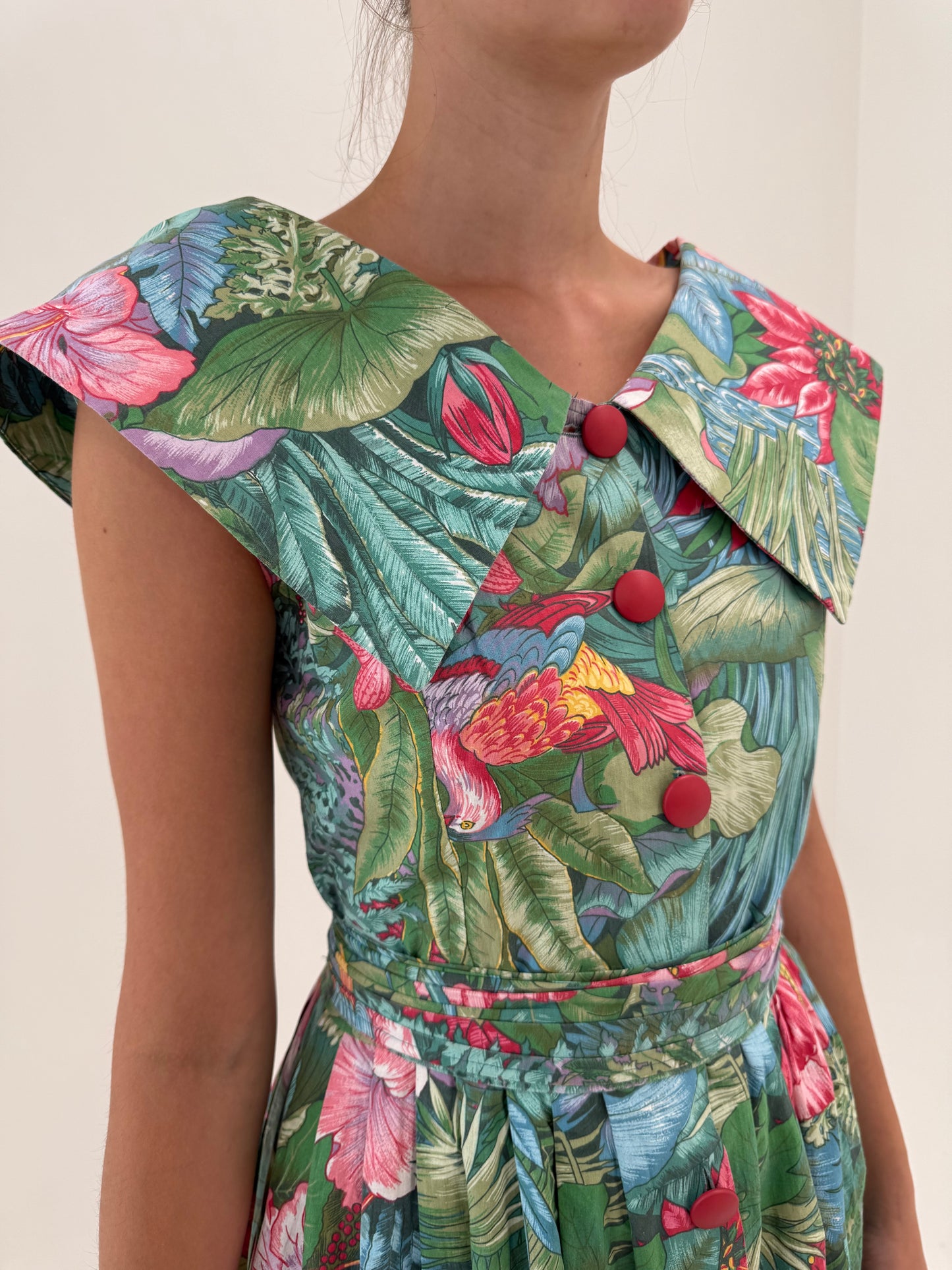 Rochie vintage din pânză cu print floral superb, talie reglabilă  și guler mare