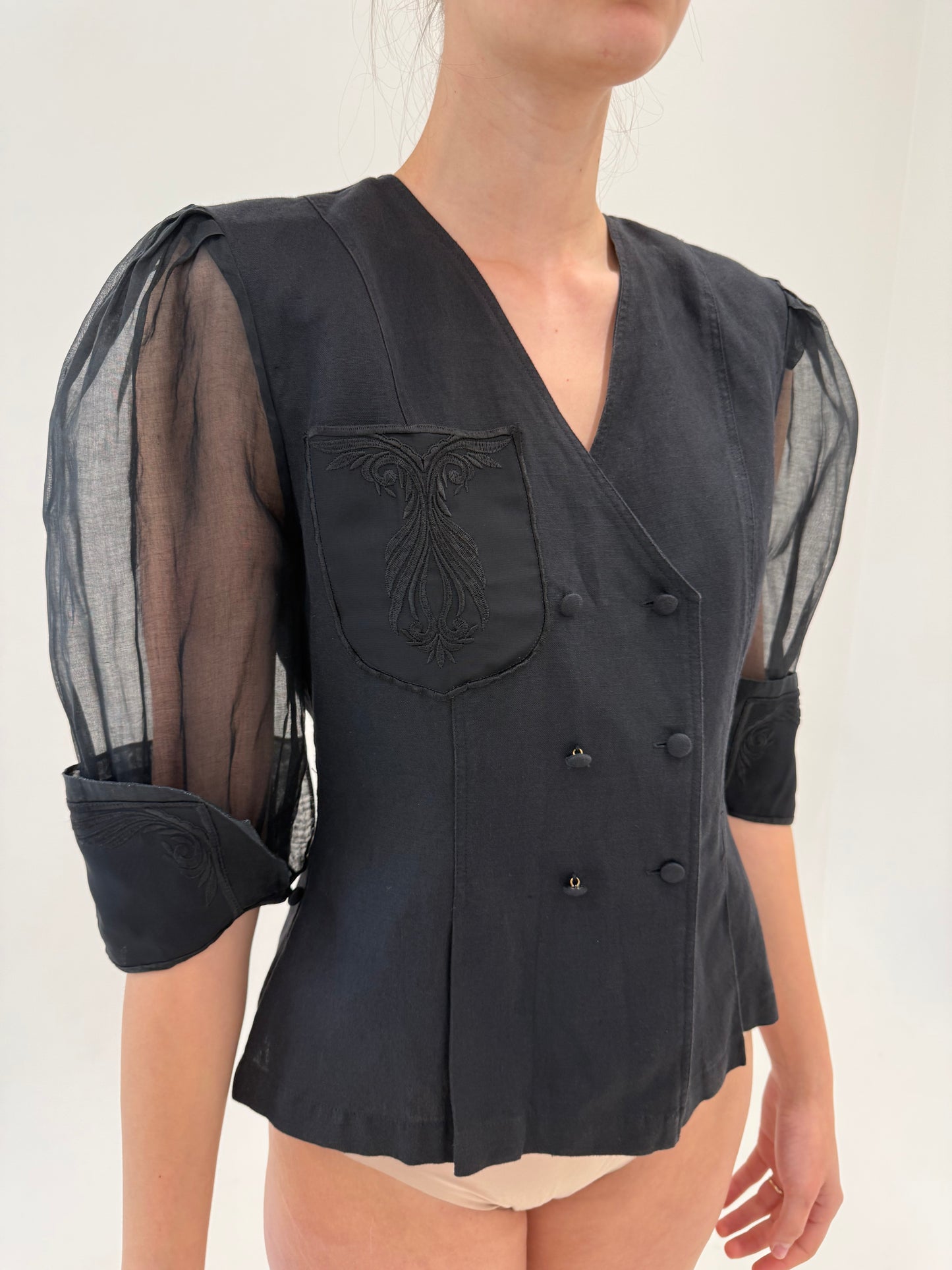 Top negru cambrat cu mâneci din organza din pânză premiul de in