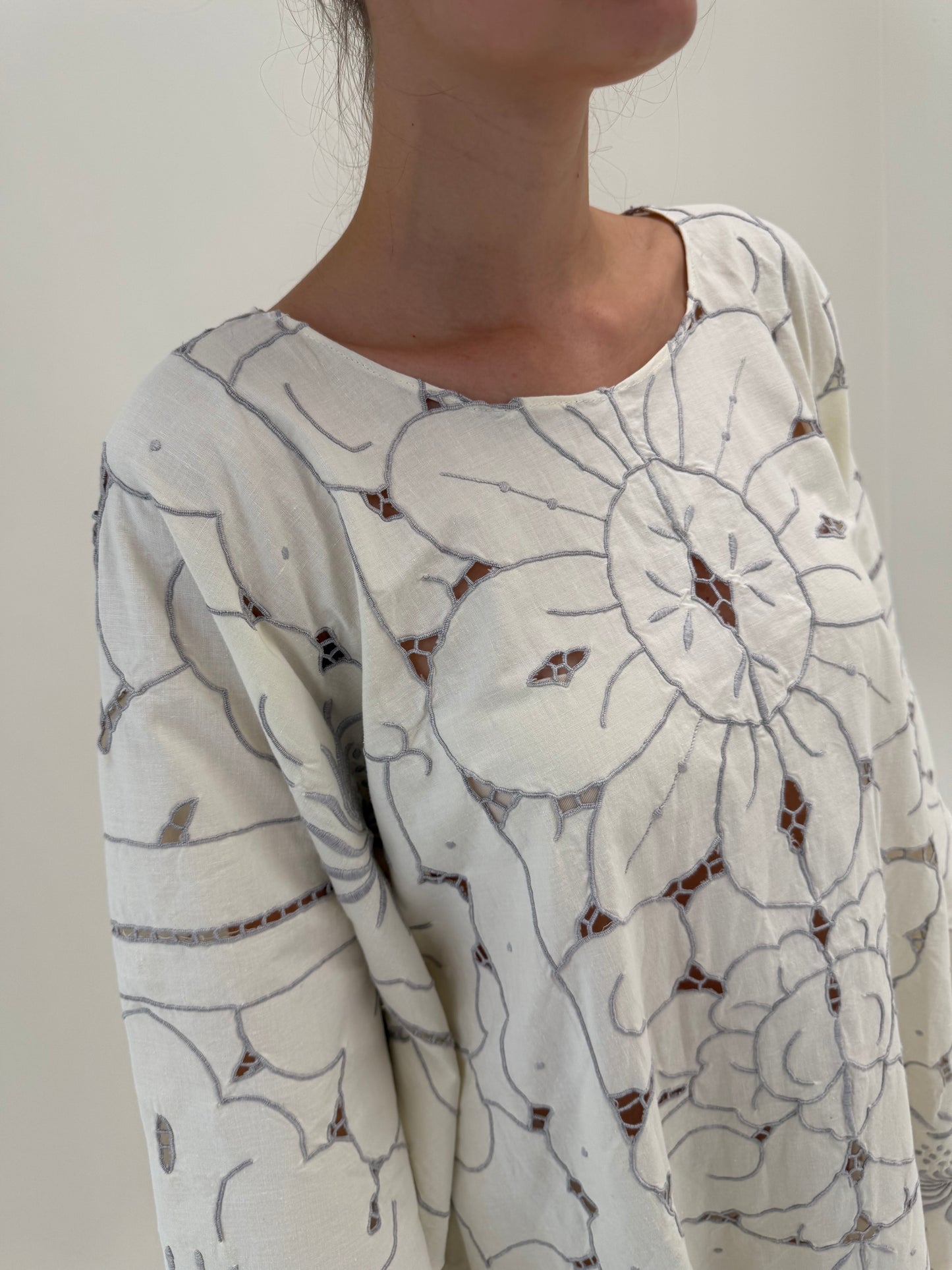 Kaftan excepțional integral brodat din pânză de in cu mâneci fluture