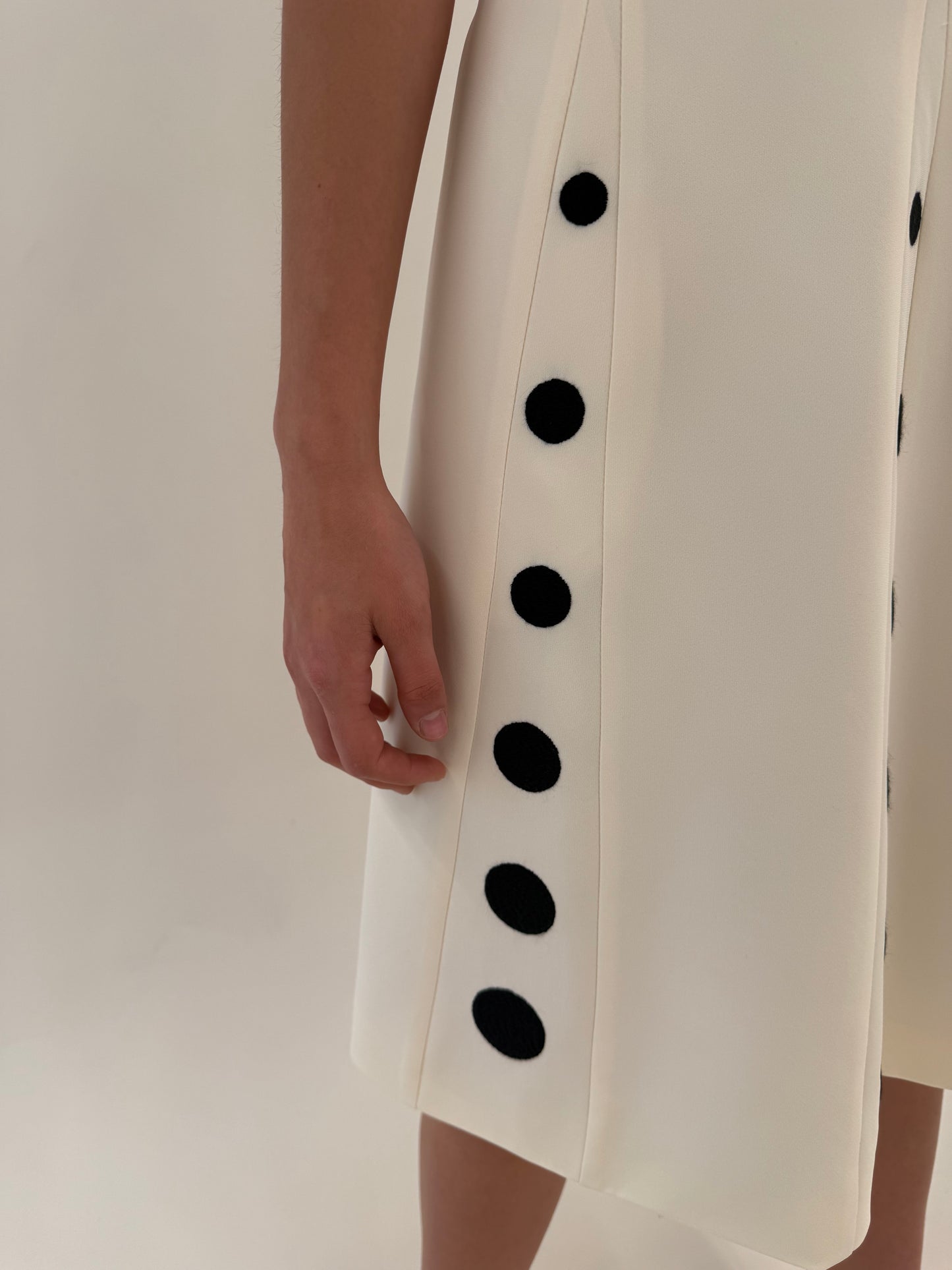 Rochie Moschino butter white în croi minimalist cu buline