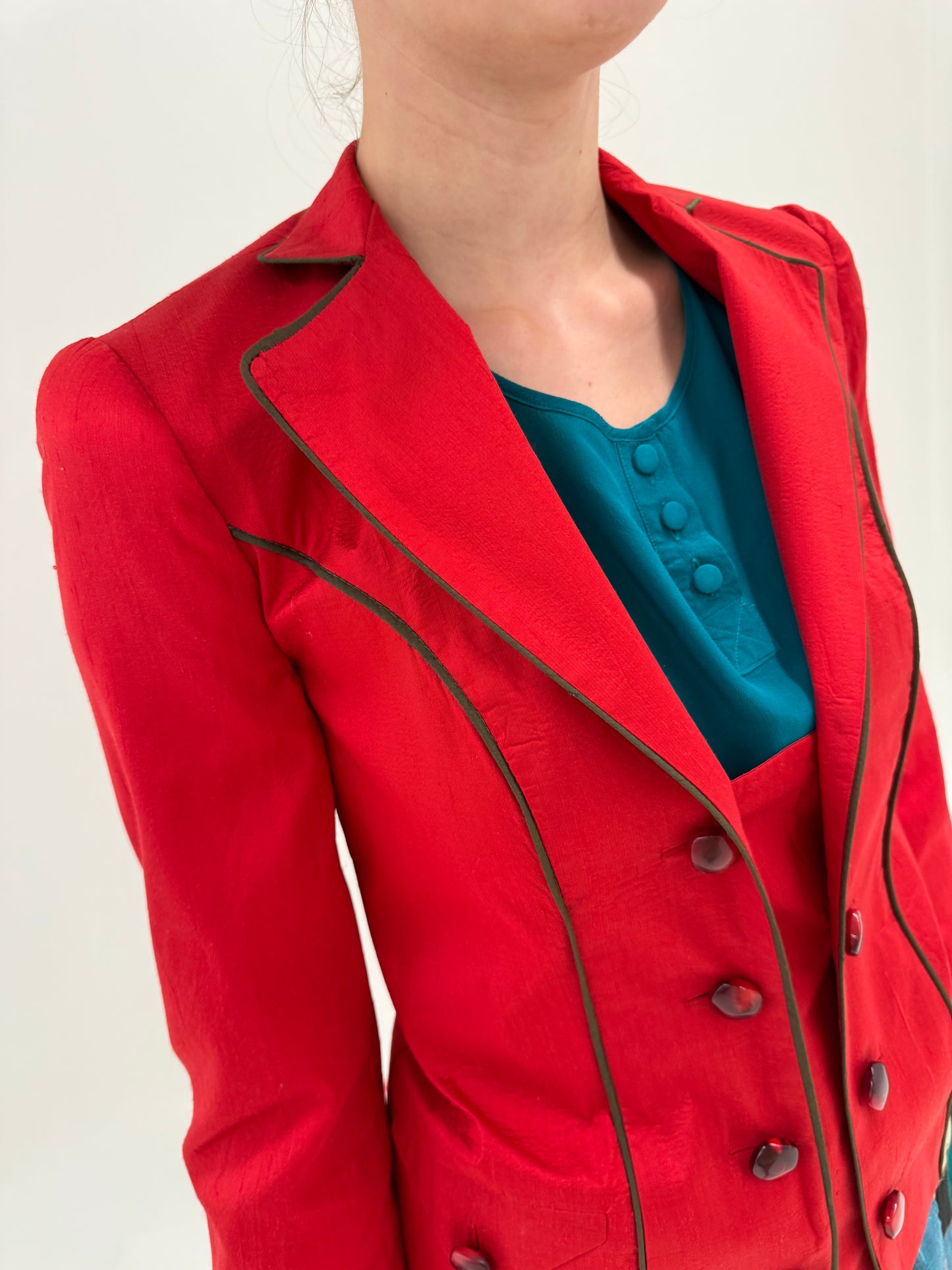 Sacou ultra cambrat din mătase naturală dupioni cherry red