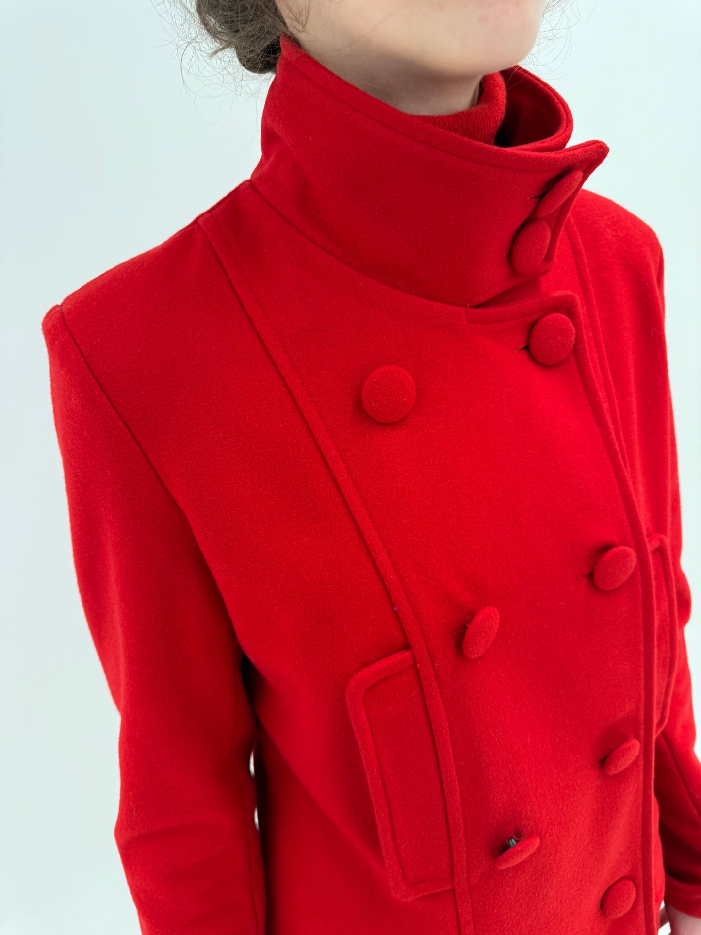 Palton cherry red din stofă ușor structurată cu închidere dublă