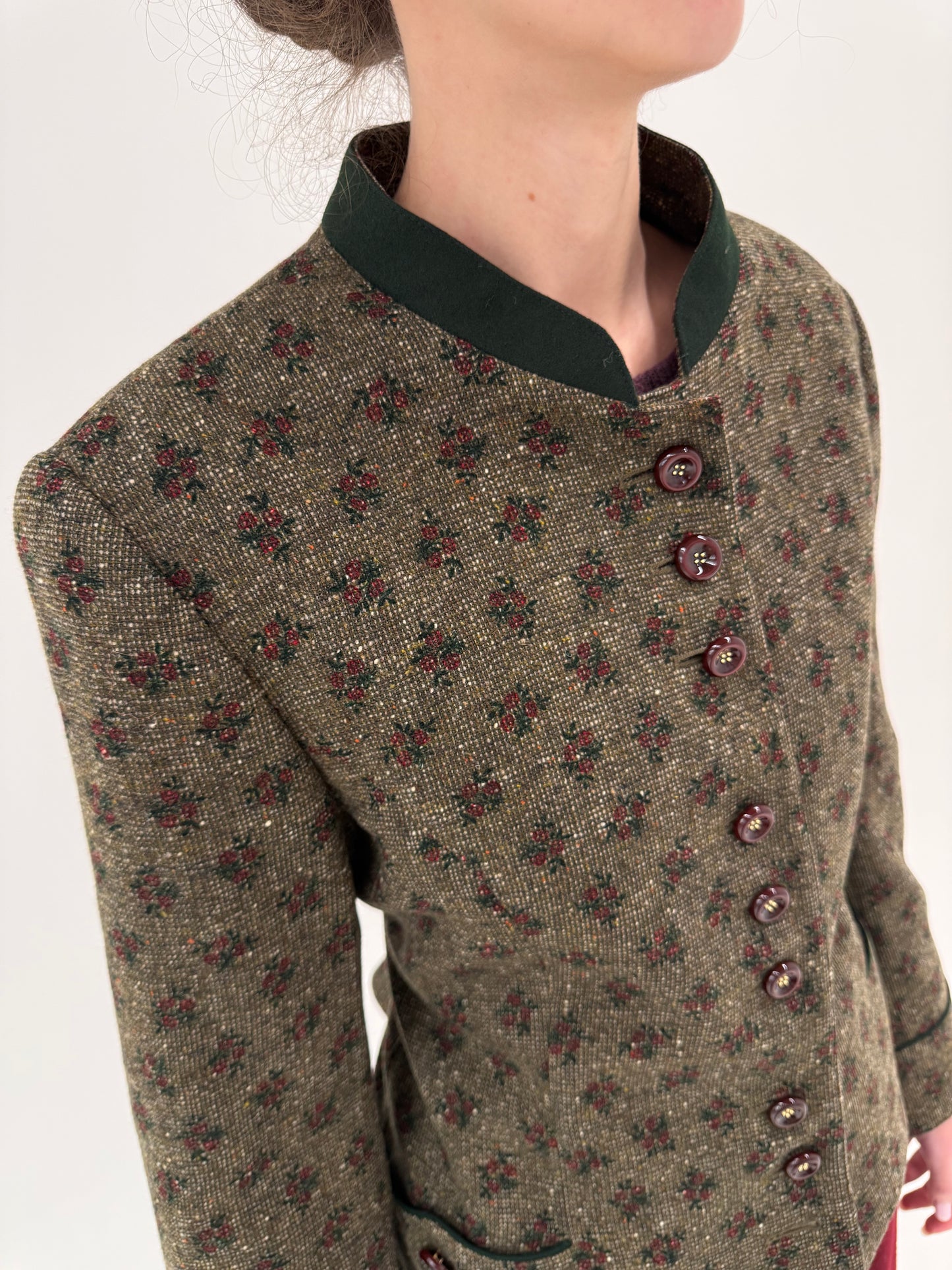 Sacou vintage ușor cambrat din tweed gros cu ținuta și print floral delicat