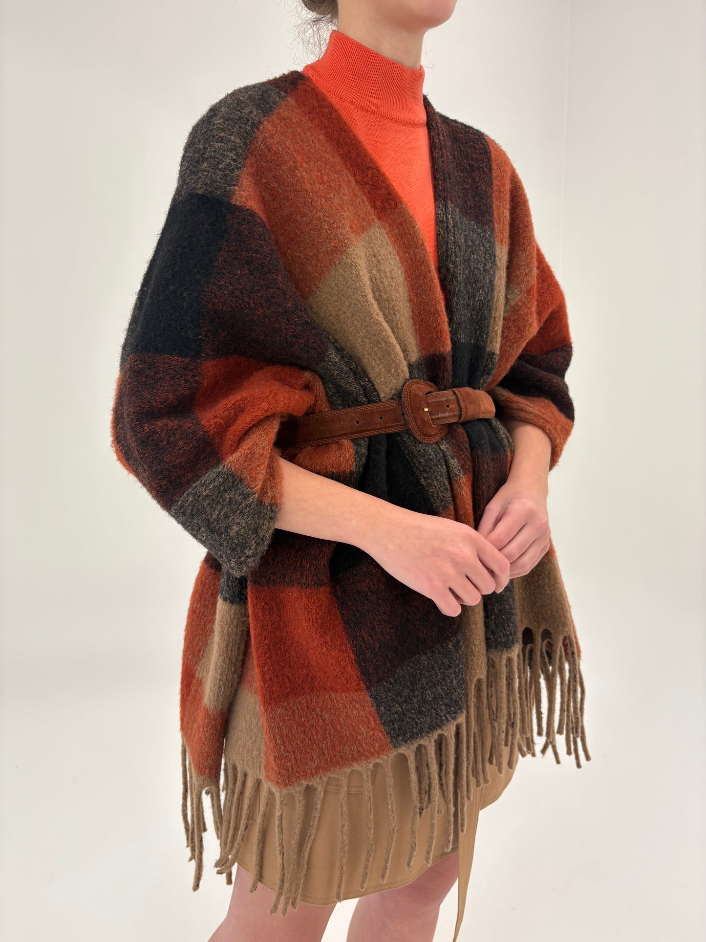 Capa groasă în nuanțe neutre din lana extrafina