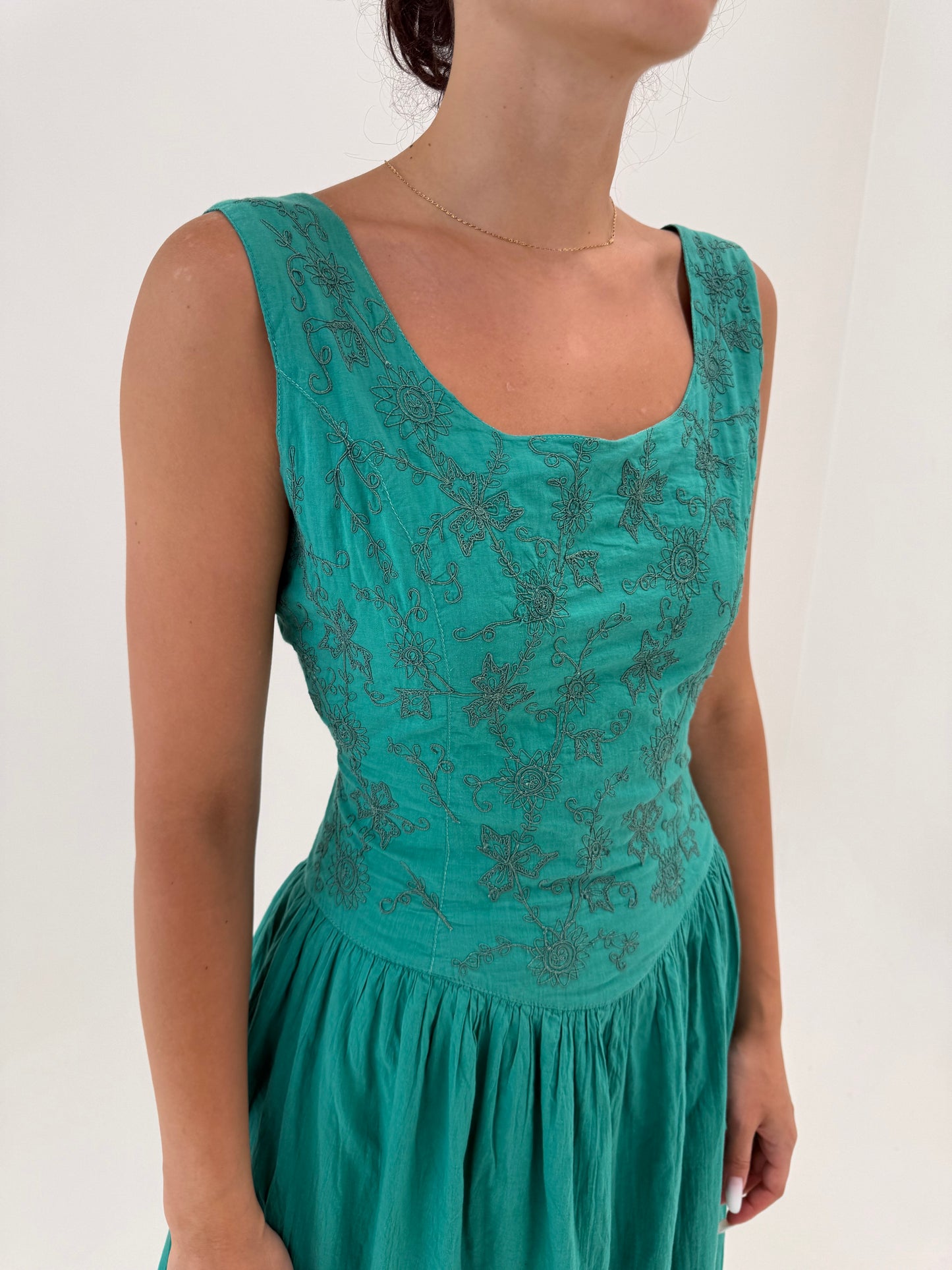 Rochie vintage maxi din pânză moale de bumbac emerald green cu broderie și decupaj