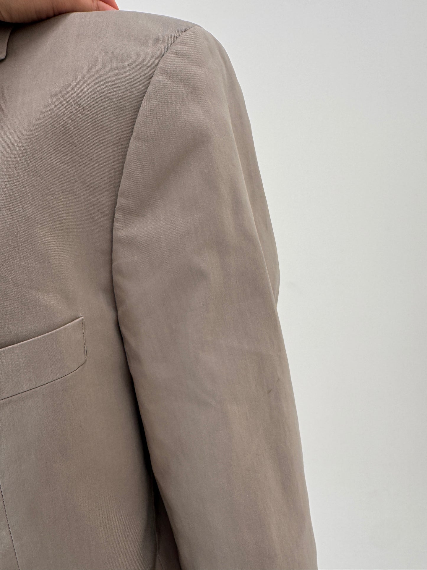 Sacou warm gray Hugo Boss în croi actual din gabardină de bumbac